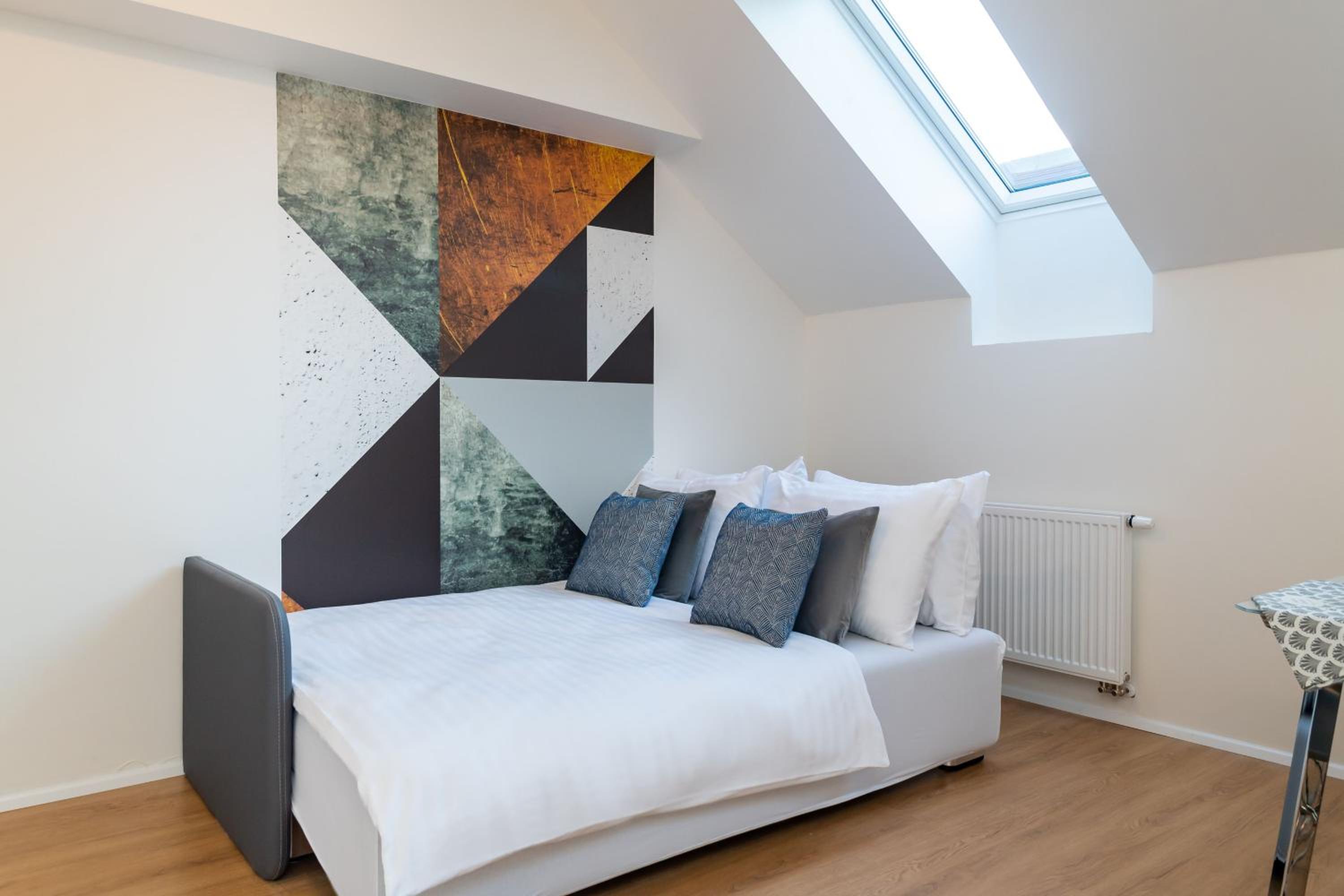 Luxury One-Bedroom Attic (4 Adults) thumbnail 6