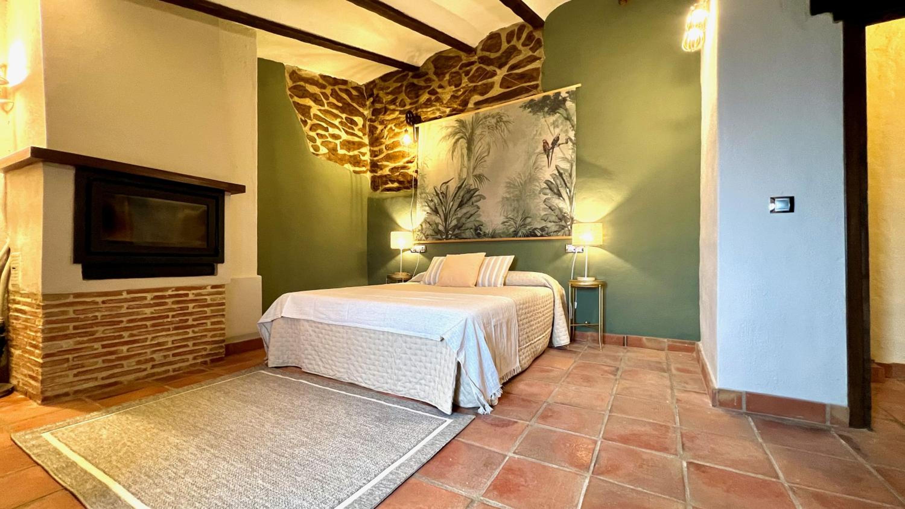 Five-Bedroom House photo 3