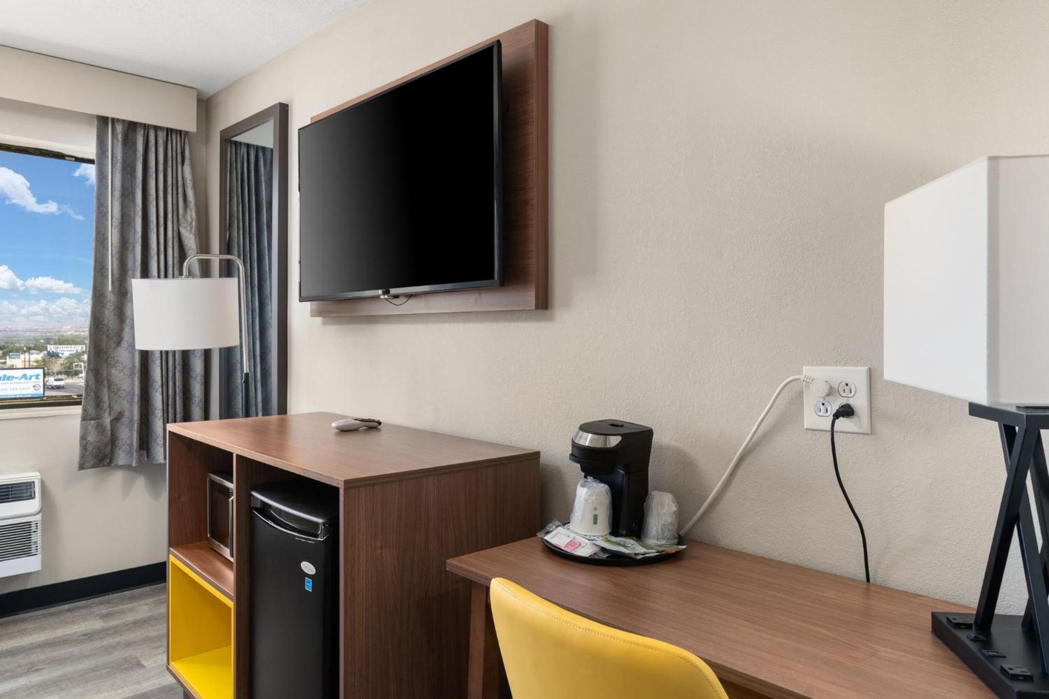 King Room - Non-Smoking - Photo 1