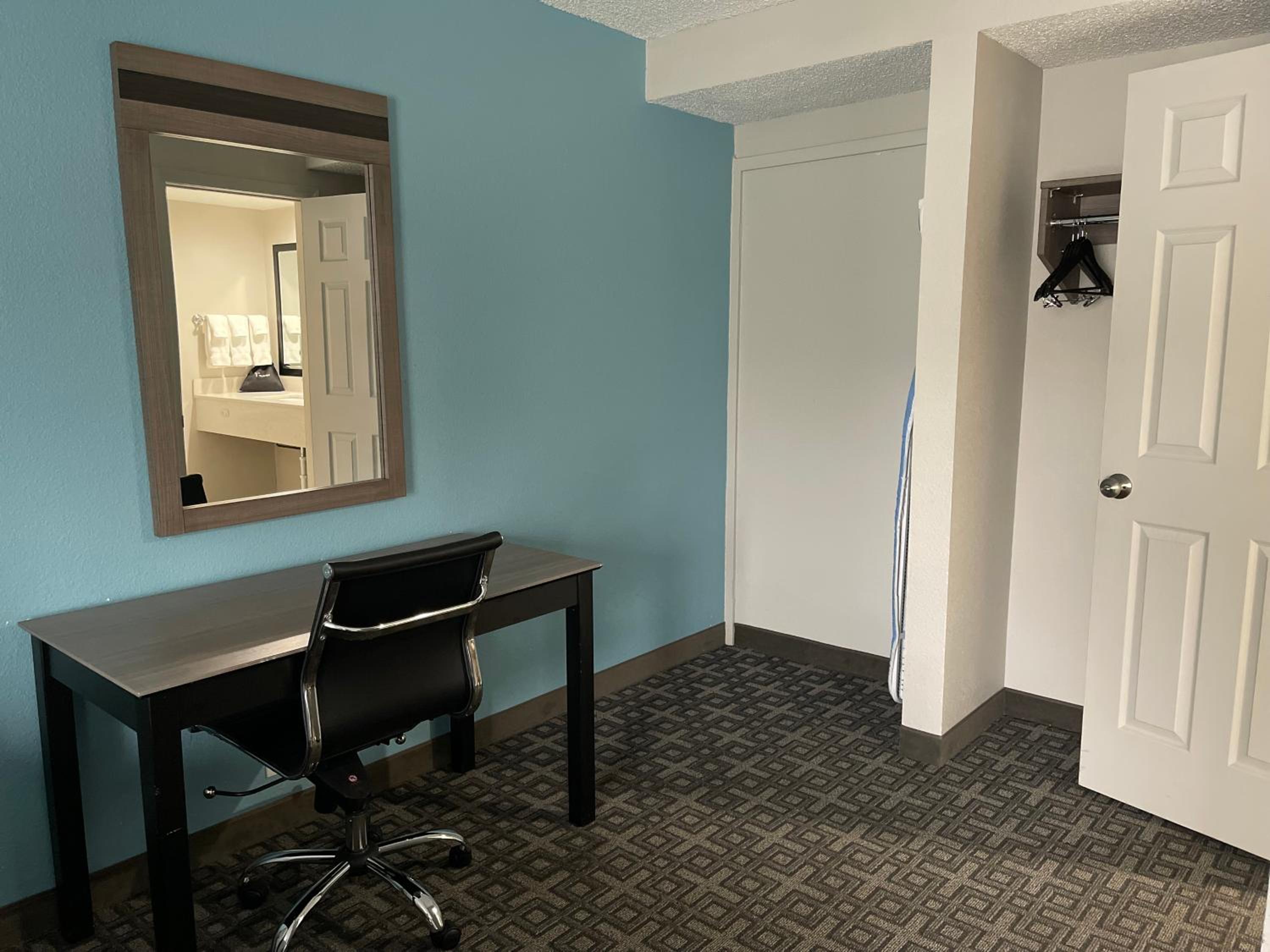 Suite with Two Queen Beds - Non-Smoking - Photo 3
