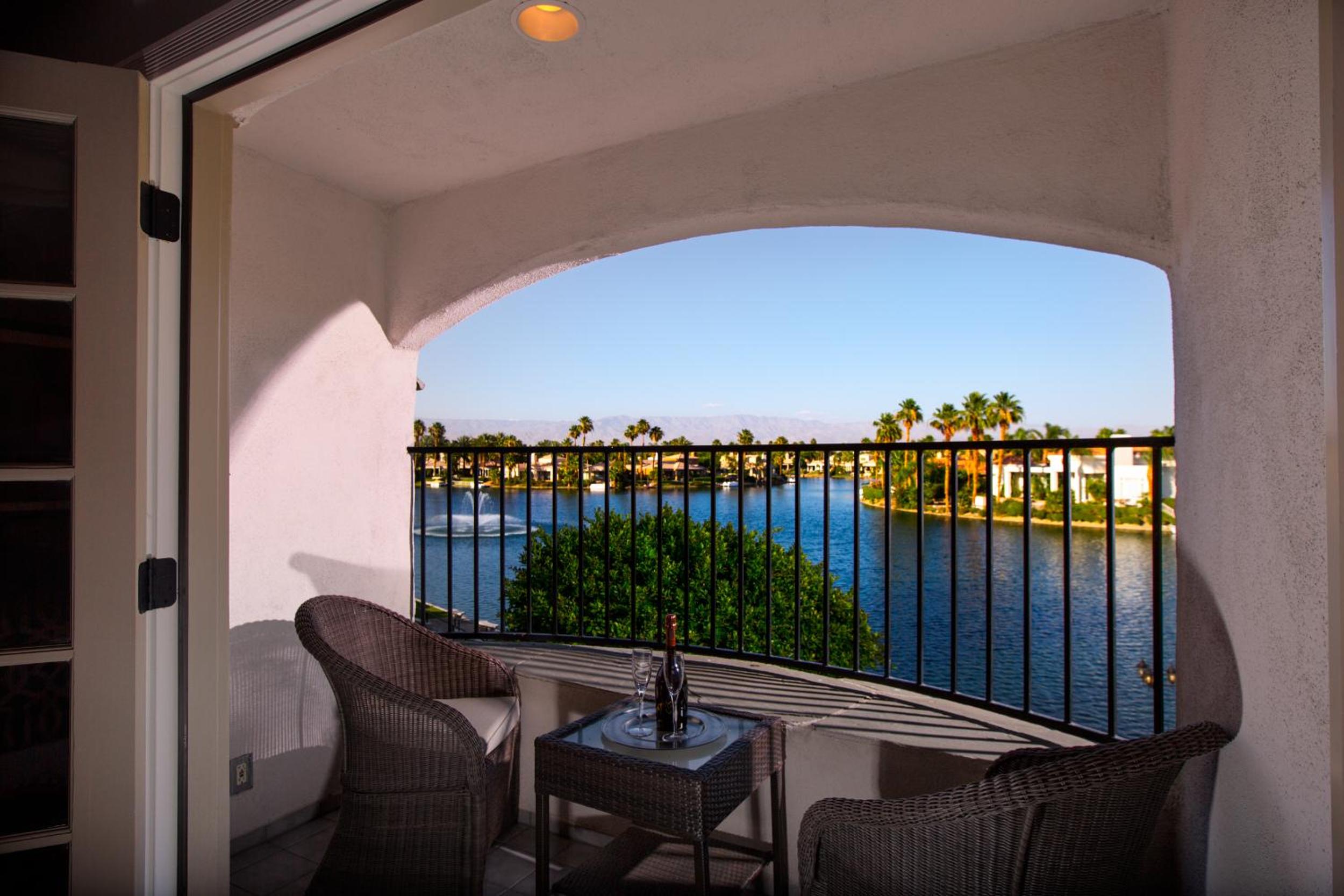 Superior Lake View Room - Photo 4
