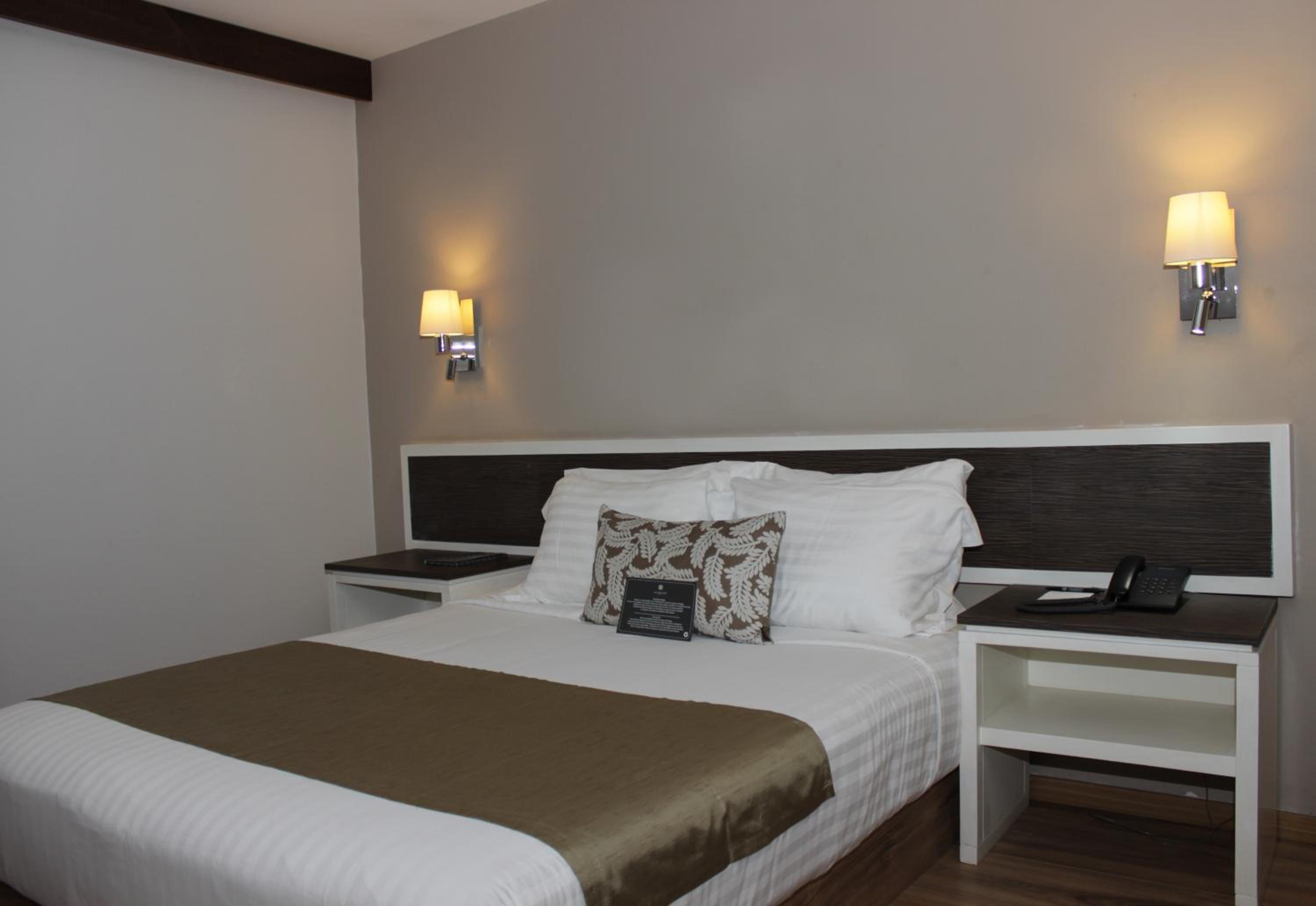 Queen Room photo 1