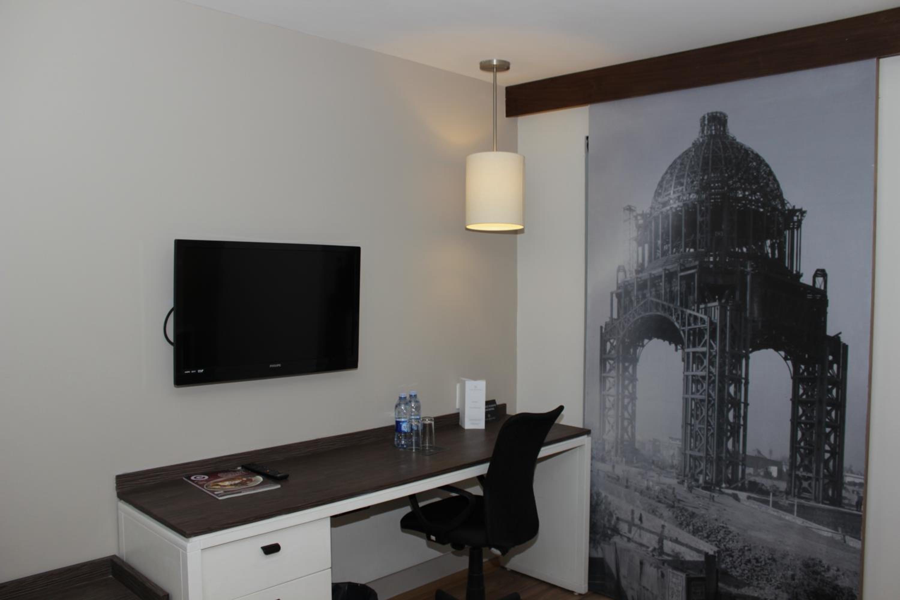 Queen Room photo 2