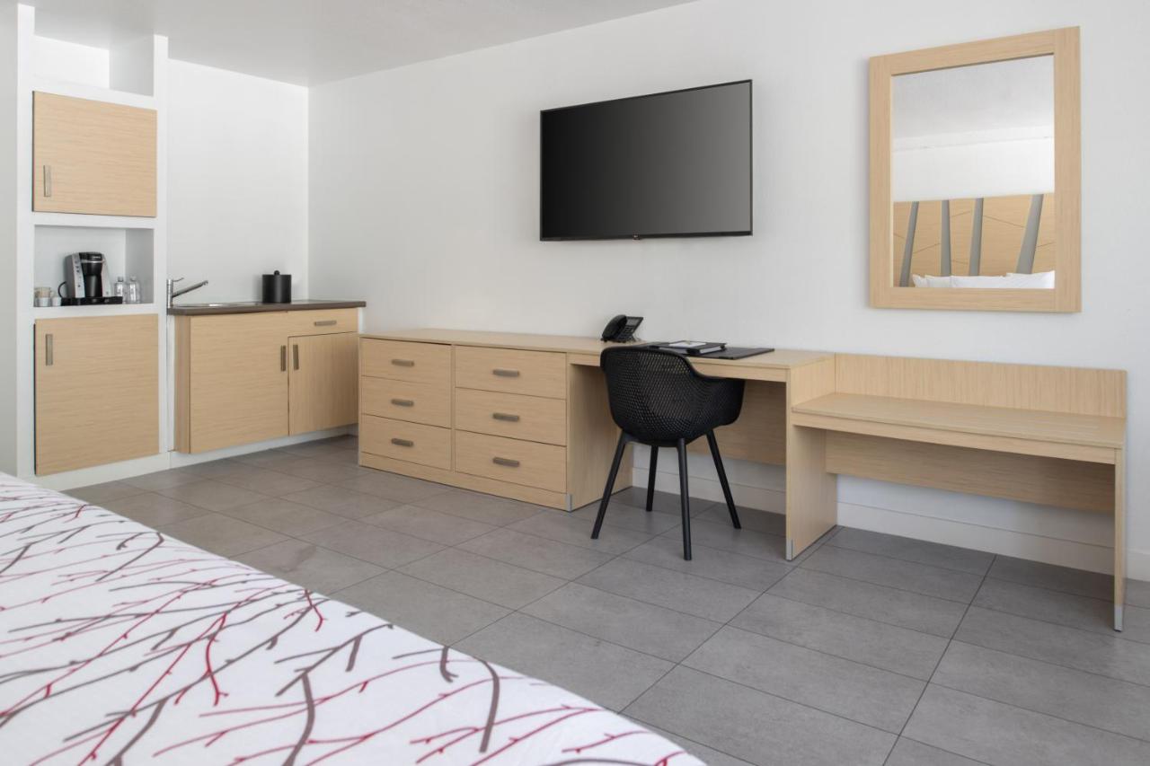 Deluxe king room
