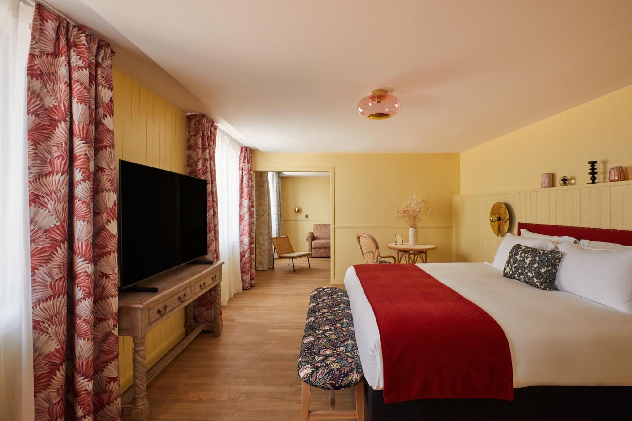 Two-Bedroom Suite with City View - Photo 7