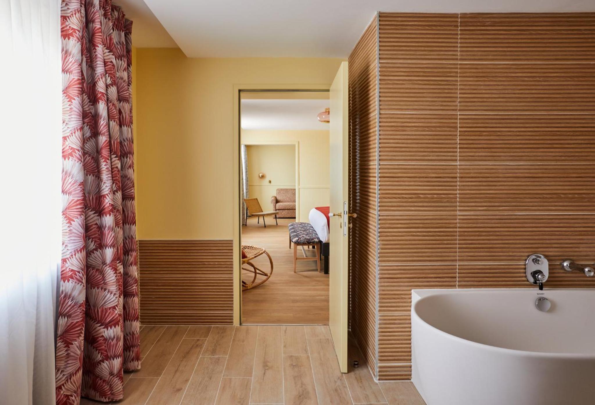 Two-Bedroom Suite with City View - Photo 4