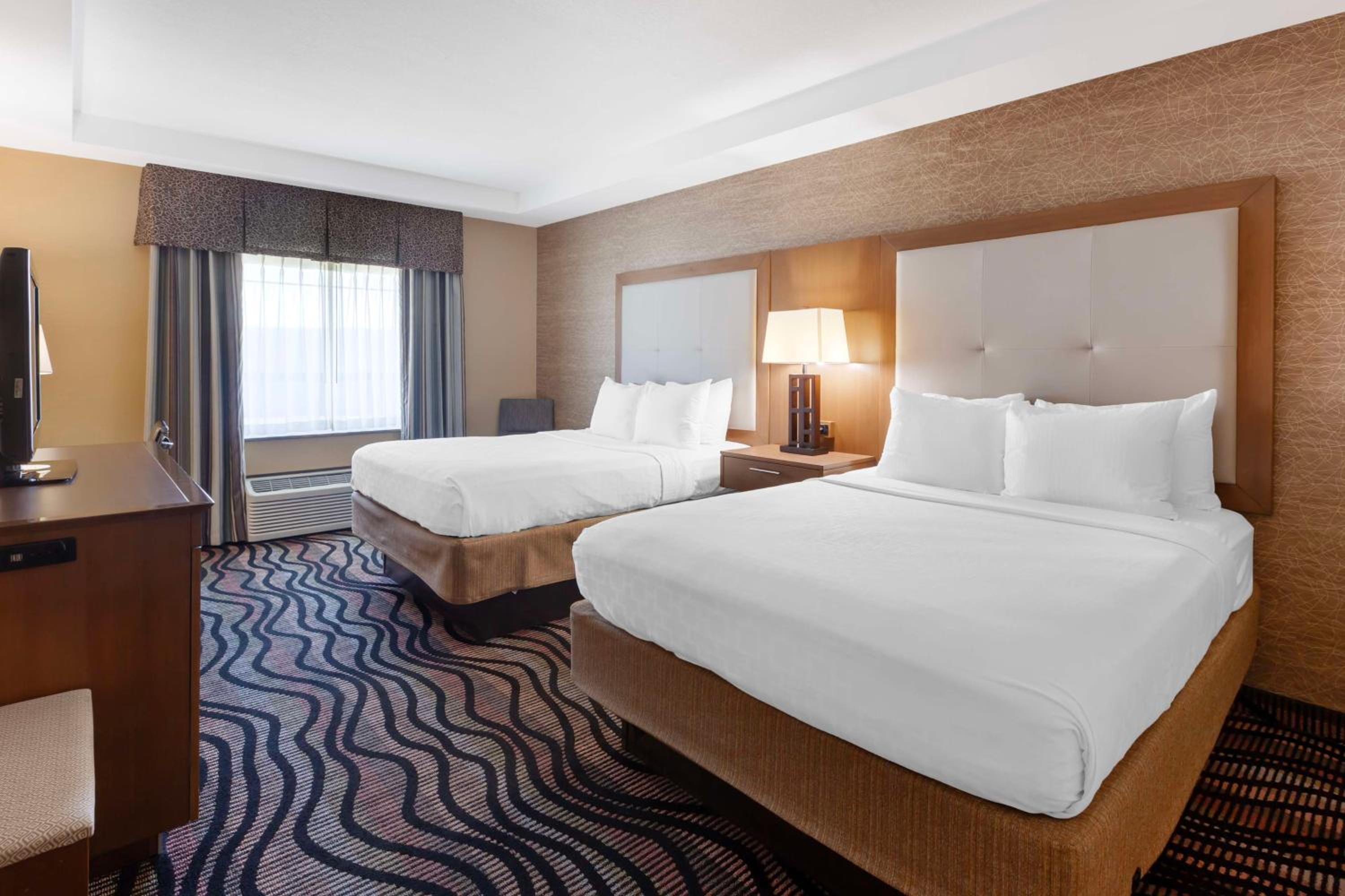 Queen Room with Two Queen Beds and Roll In Shower - Mobility Accessible/Non-Smoking - Photo 2