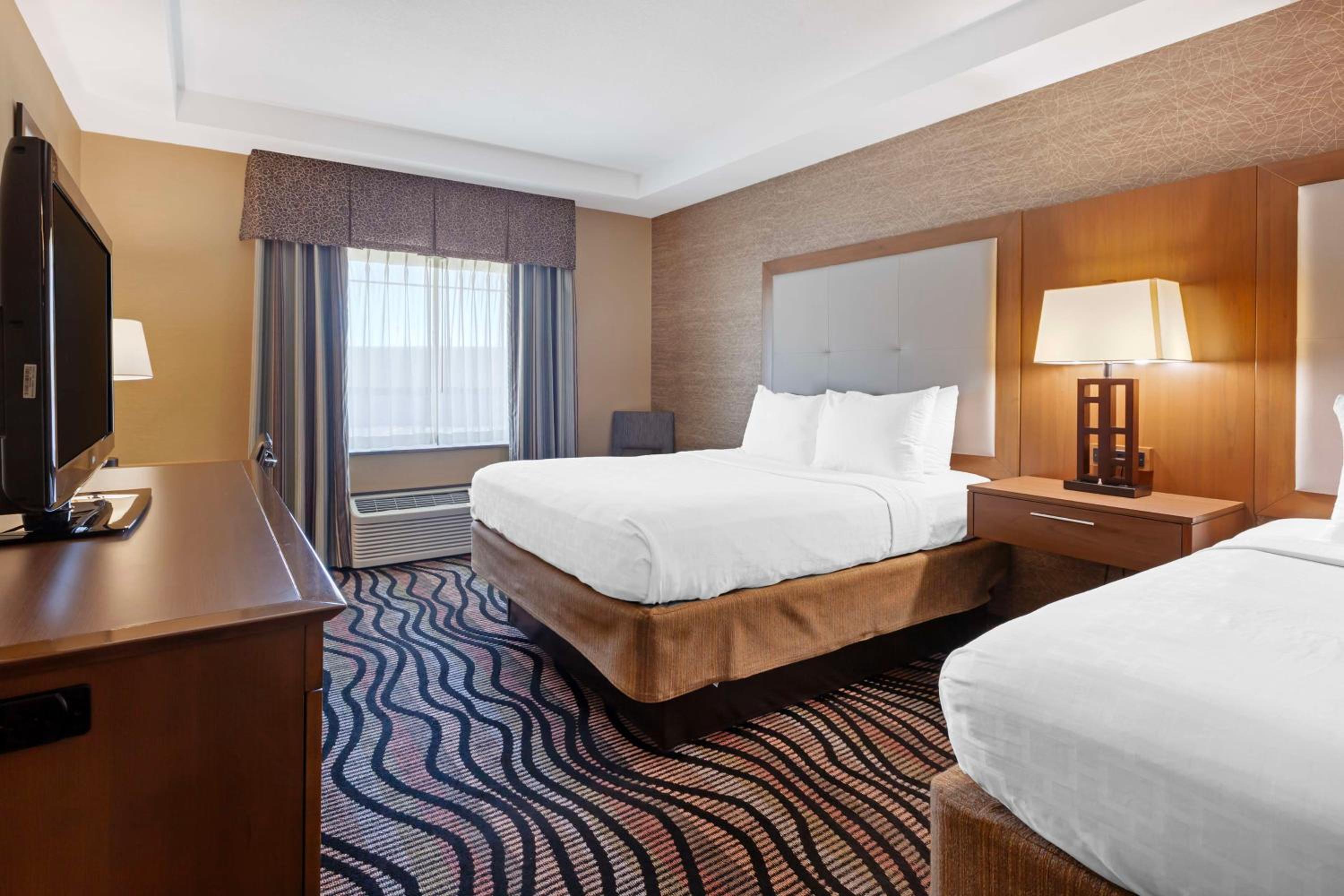 Queen Room with Two Queen Beds and Roll In Shower - Mobility Accessible/Non-Smoking - Photo 5