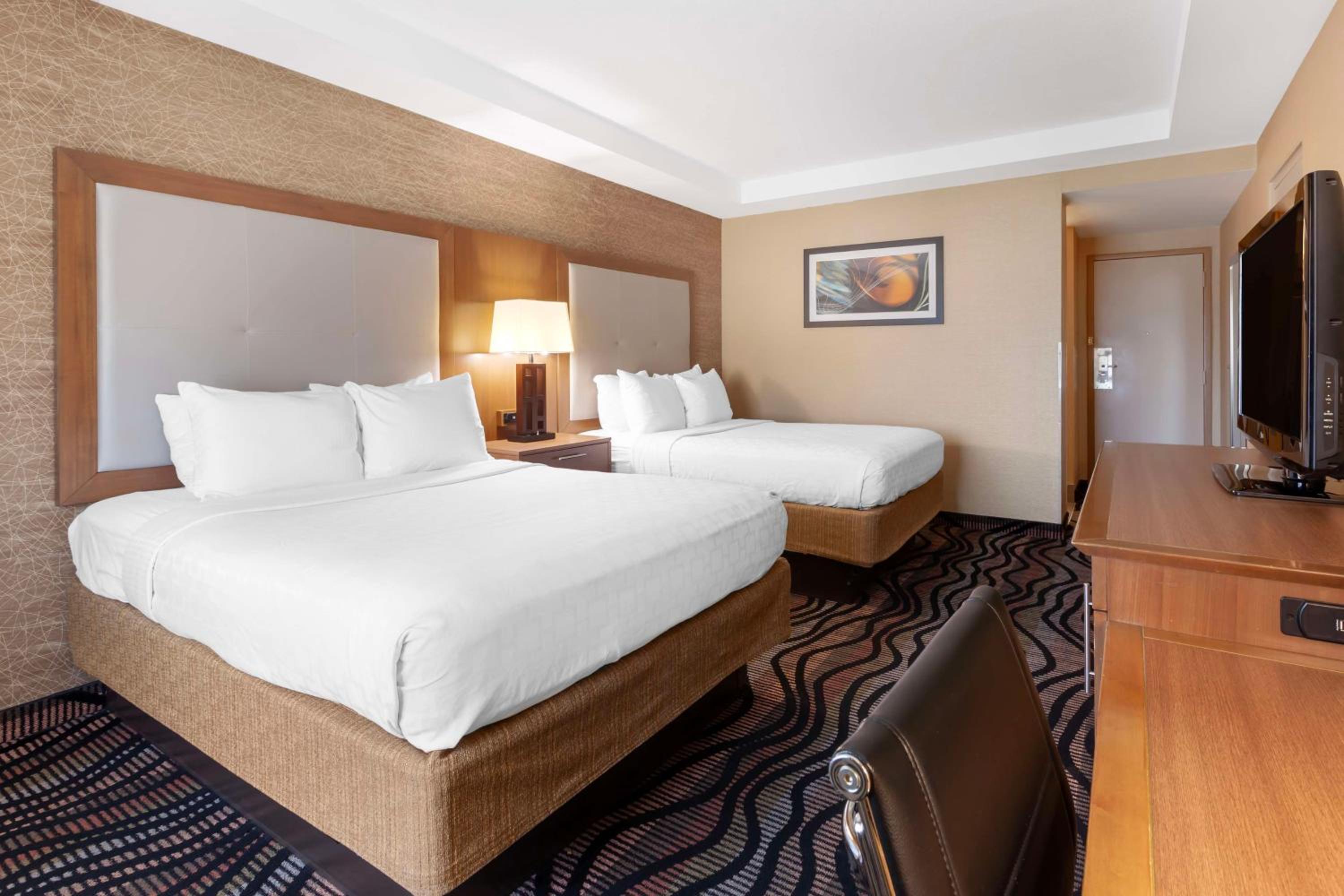 Queen Room with Two Queen Beds and Roll In Shower - Mobility Accessible/Non-Smoking - Photo 4