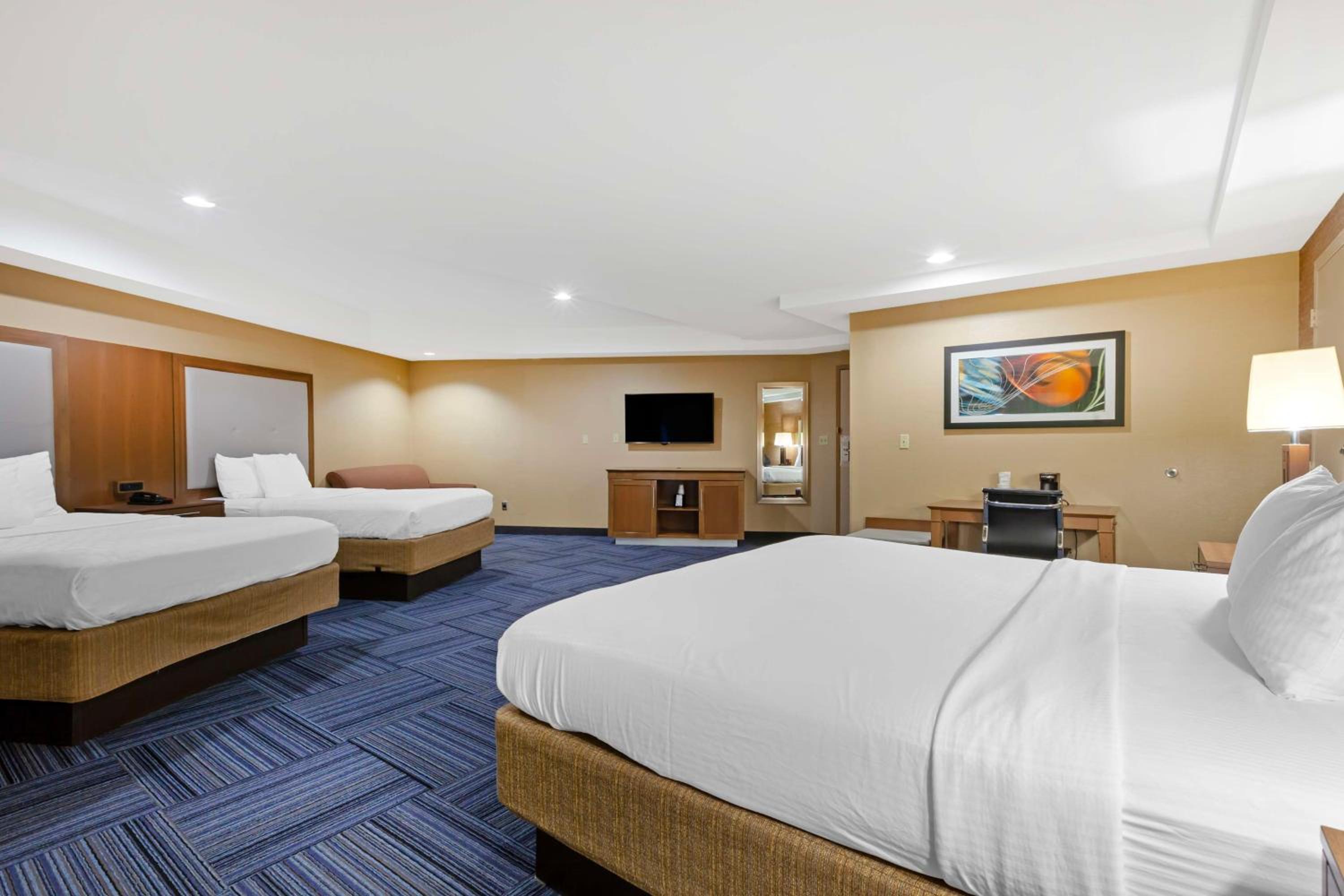 King Suite with Two Queen Beds photo 1