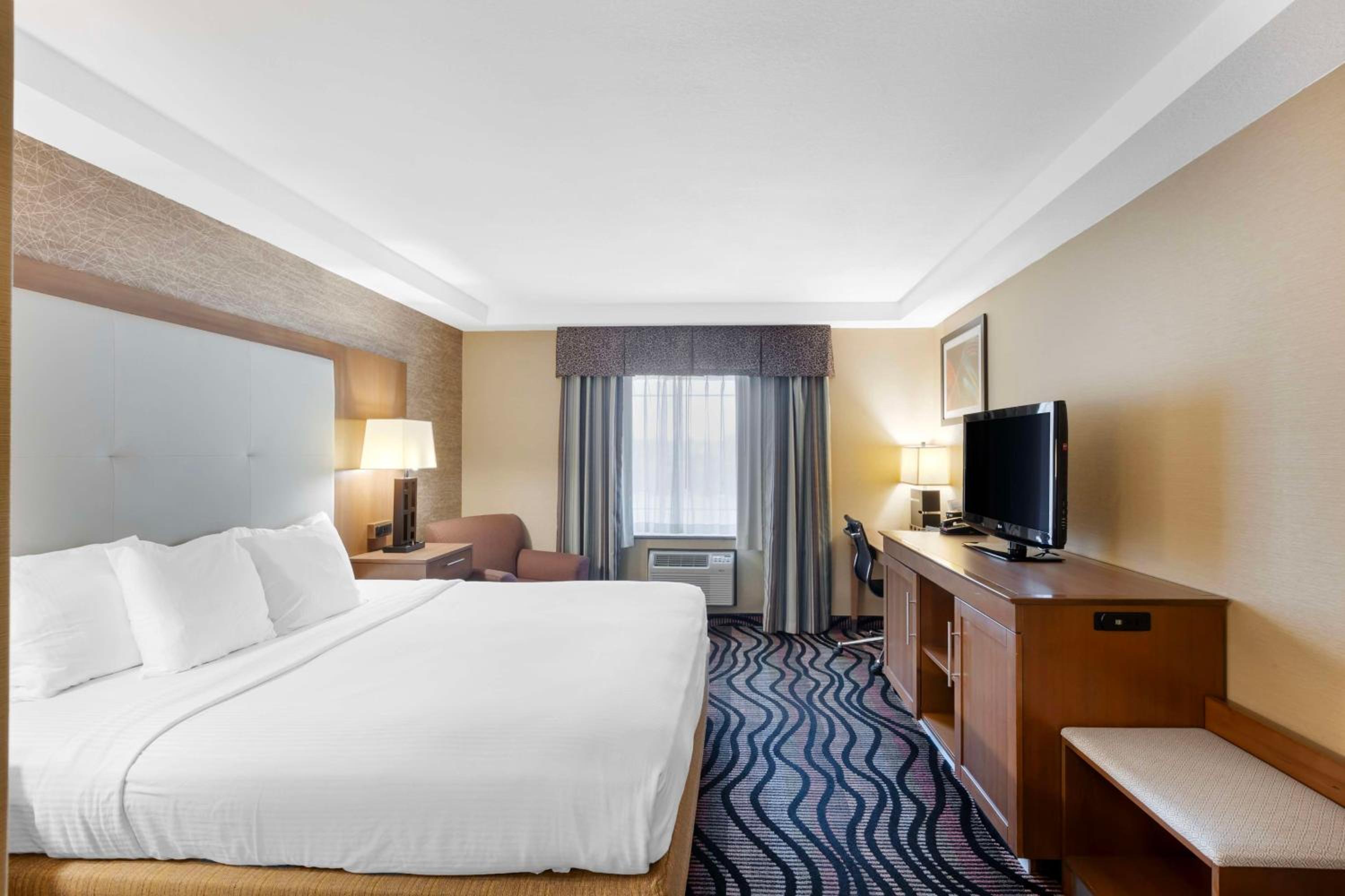 King Room with Roll-In-Shower - Mobility Accessible/Non-Smoking - Photo 1