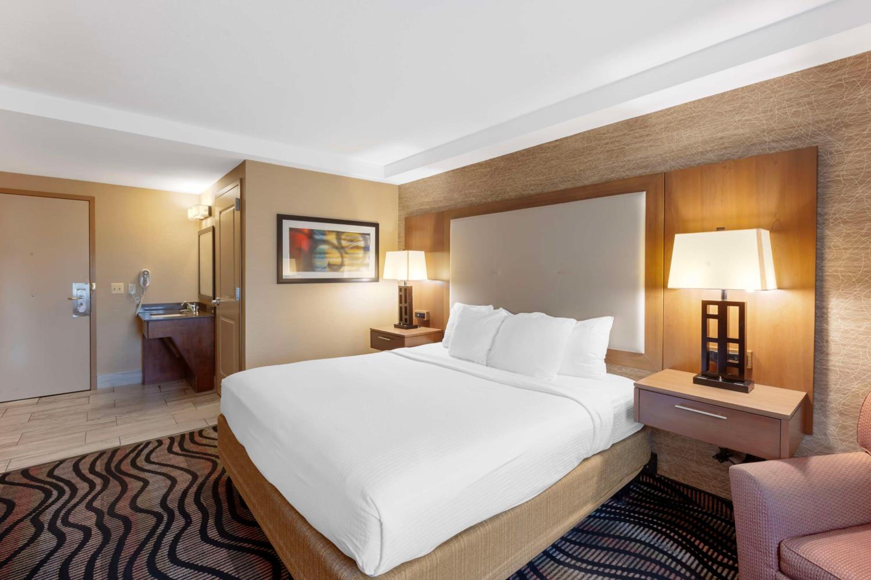 King Room with Roll-In-Shower - Mobility Accessible/Non-Smoking - Photo 2