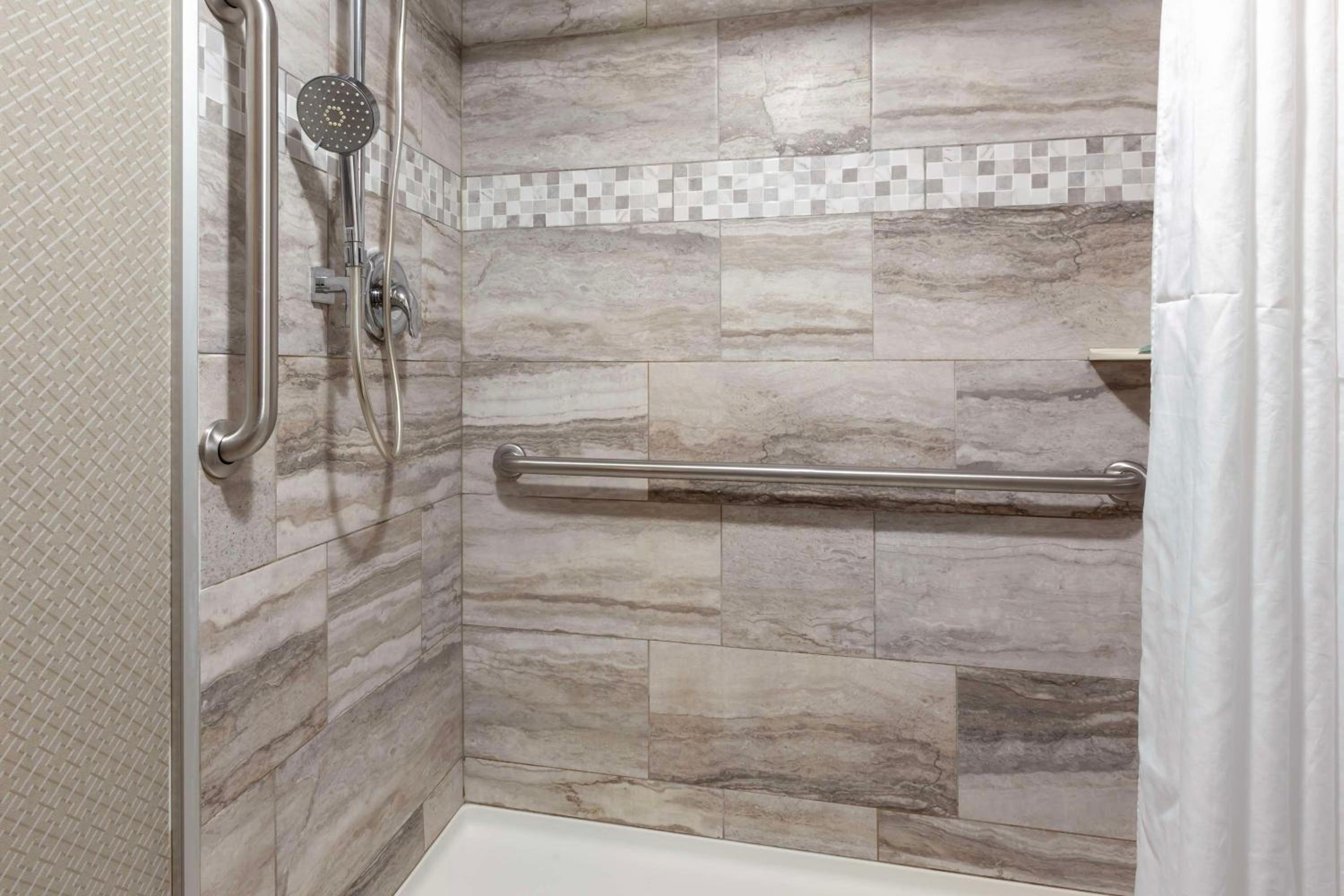 King Room with Roll-In-Shower - Mobility Accessible/Non-Smoking - Photo 5
