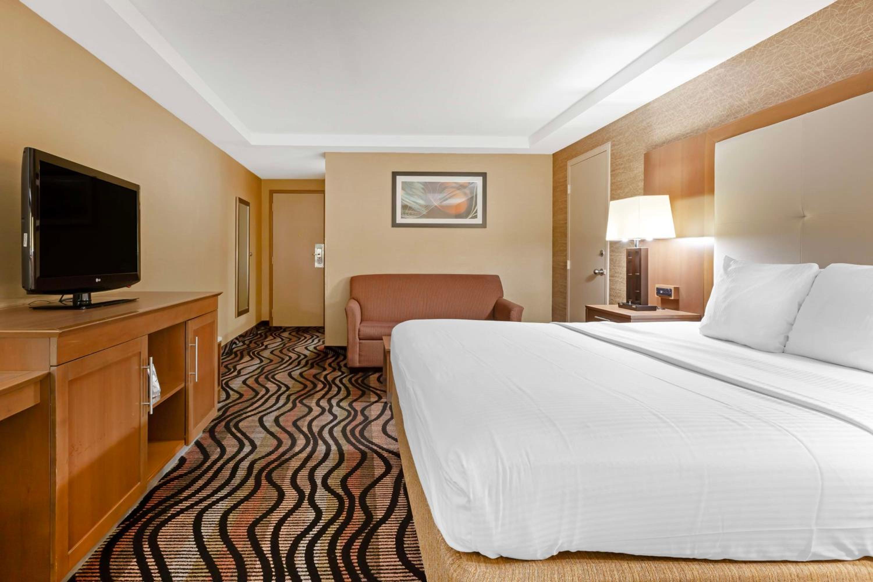 King Room with Sofa - Non Smoking - Photo 2