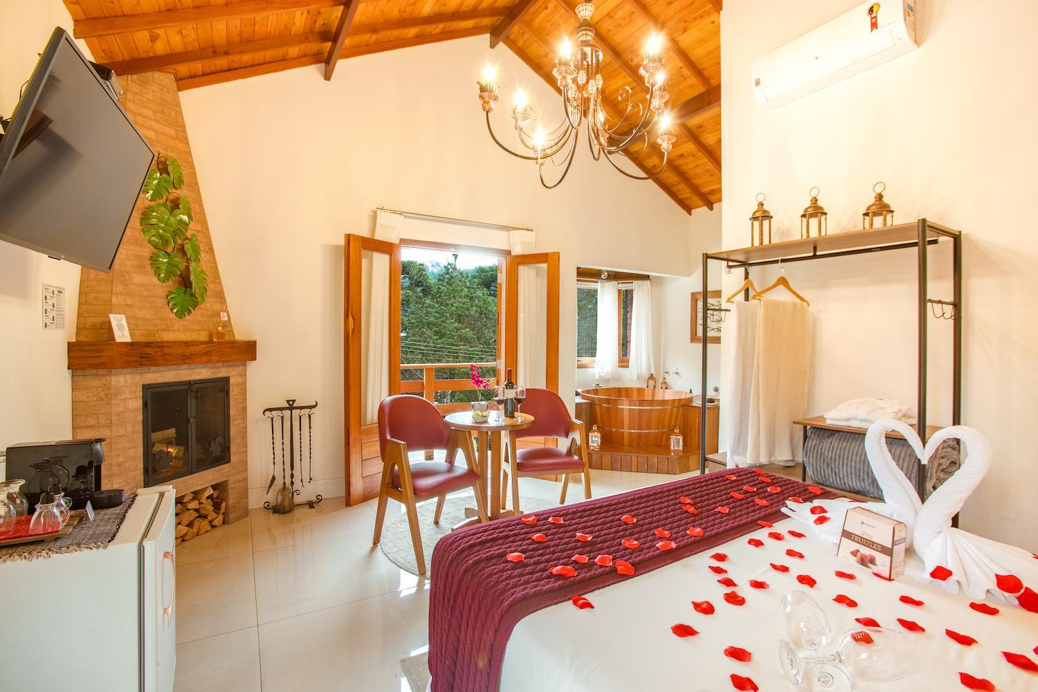 Deluxe Chalet with Hot Tub