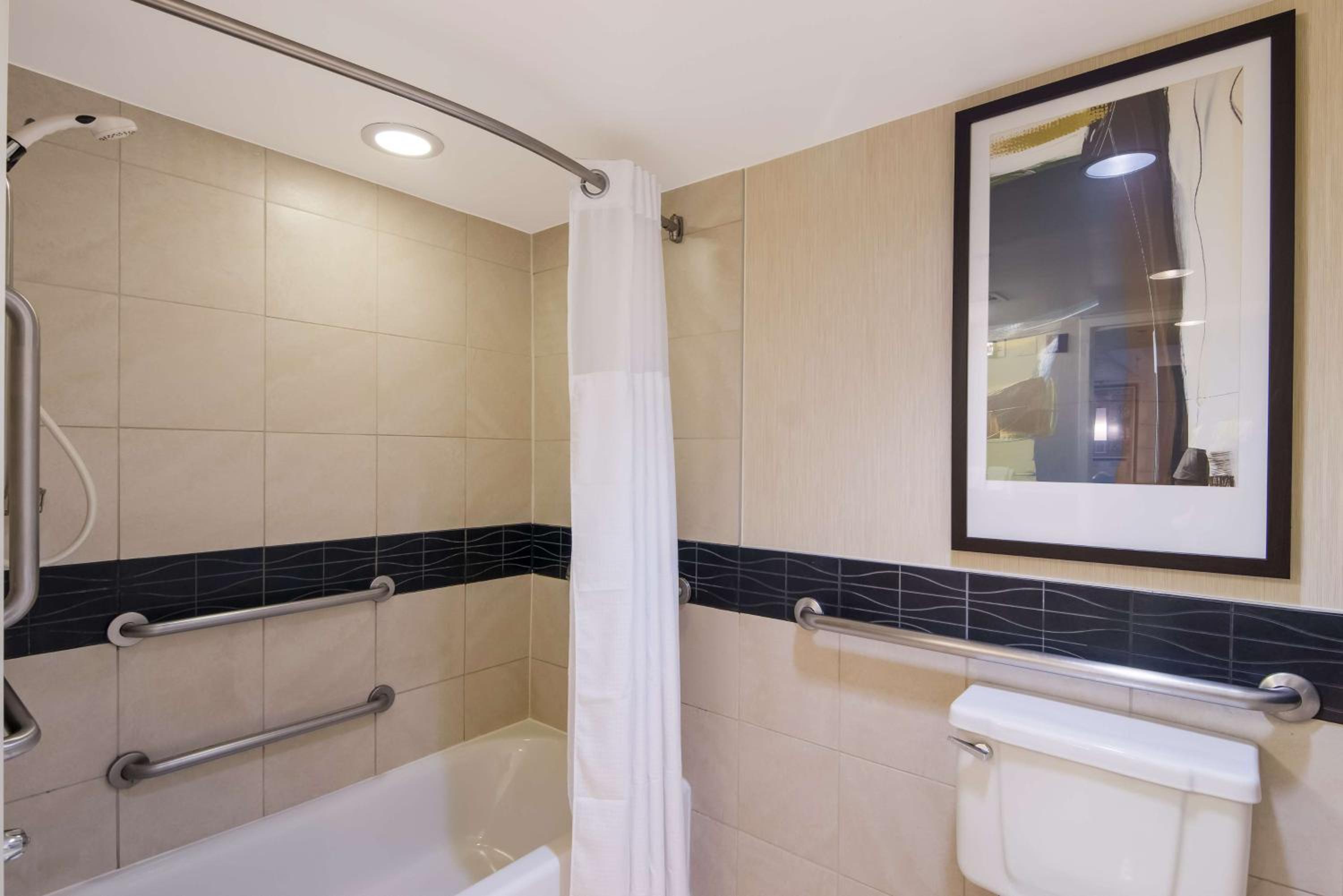 Mobility Accessible Two Bedroom Suite - King & Queen - Tub - Photo 4