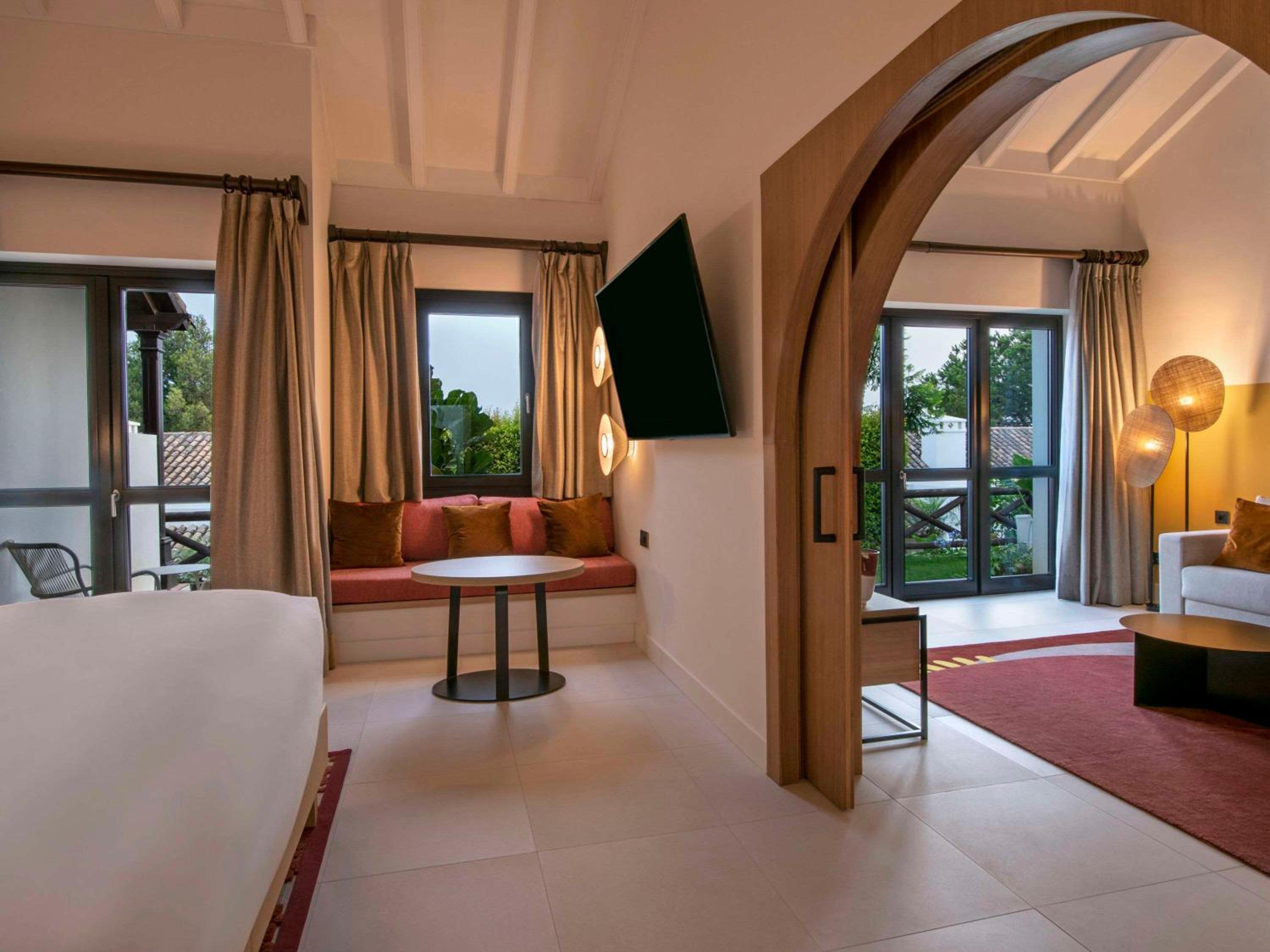 Suite Familiar de Dos Habitaciones con una Cama King y Dos Camas Dobles