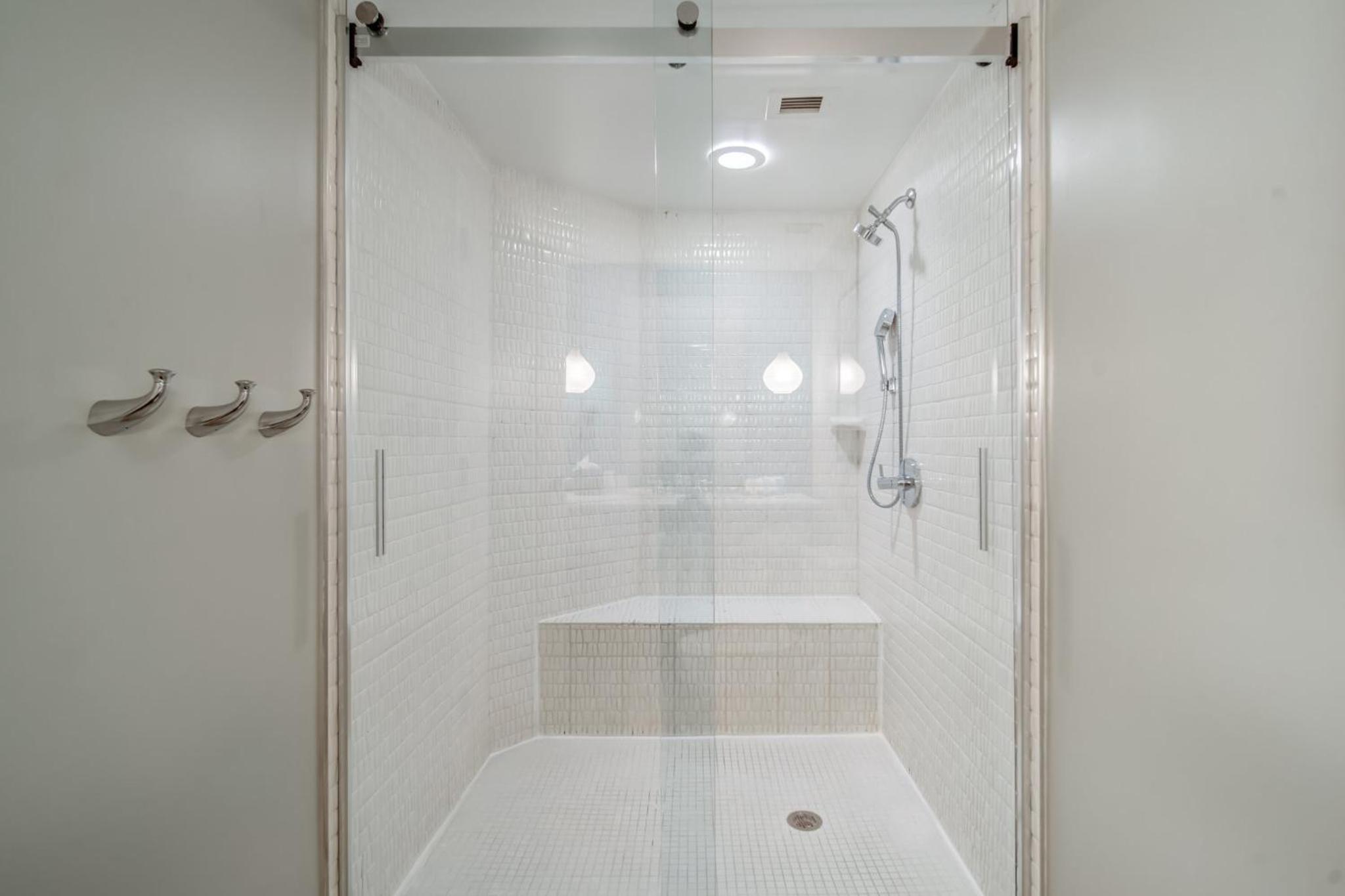 Standard King Room with Roll-In Shower - Mobility Access - Photo 3