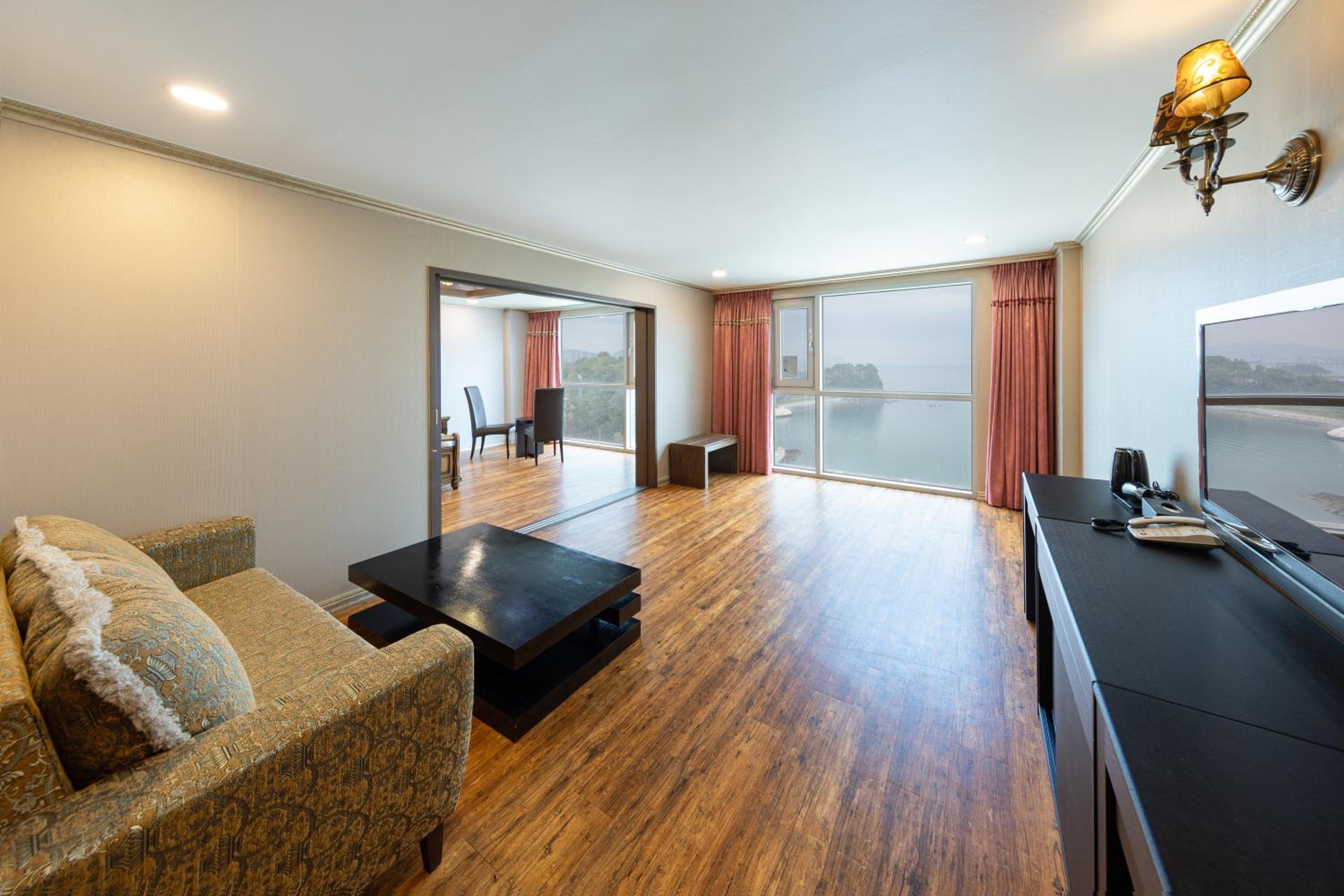 Presidential Double Suite photo 2