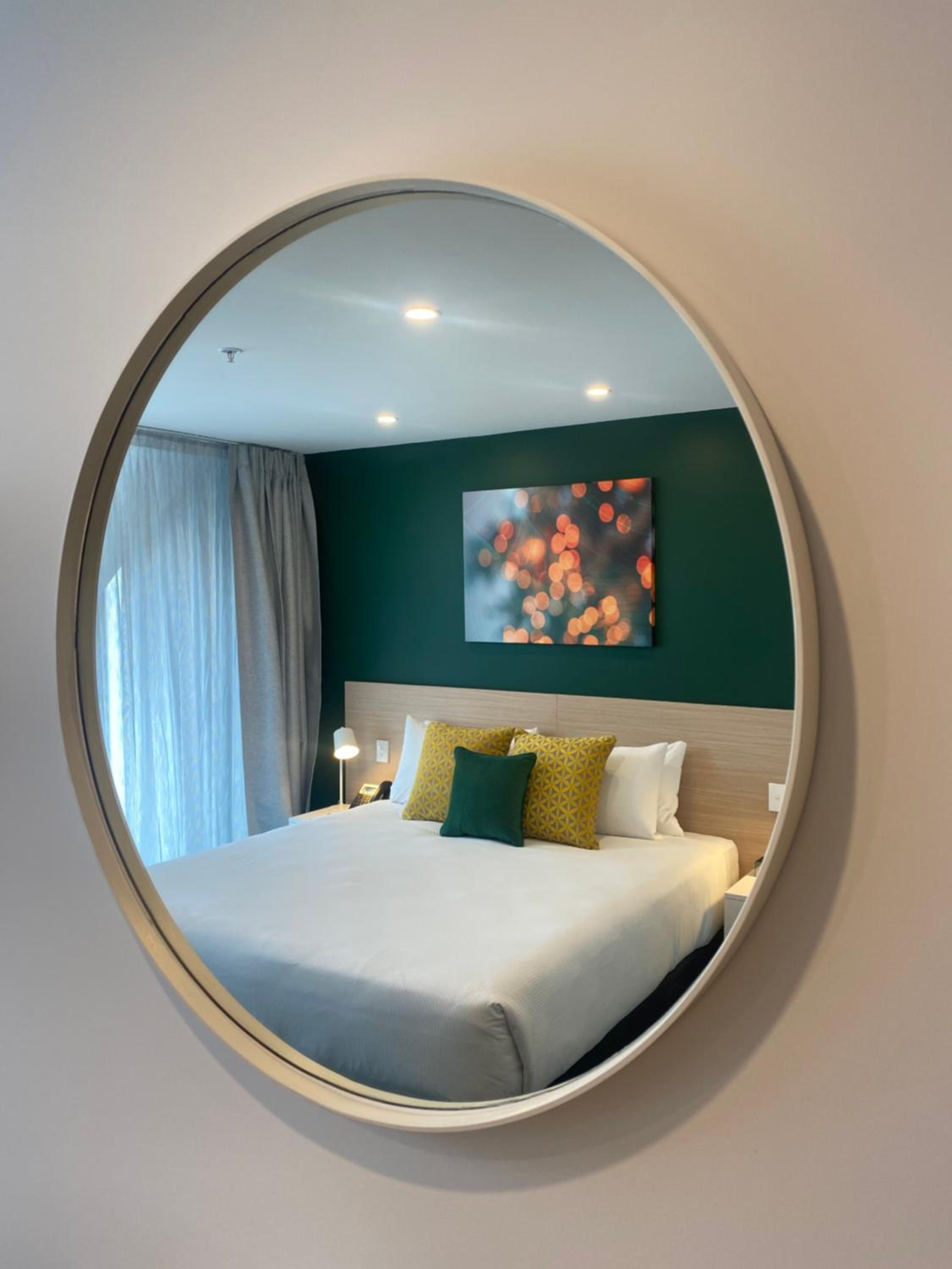 Hotel Room - Photo 6