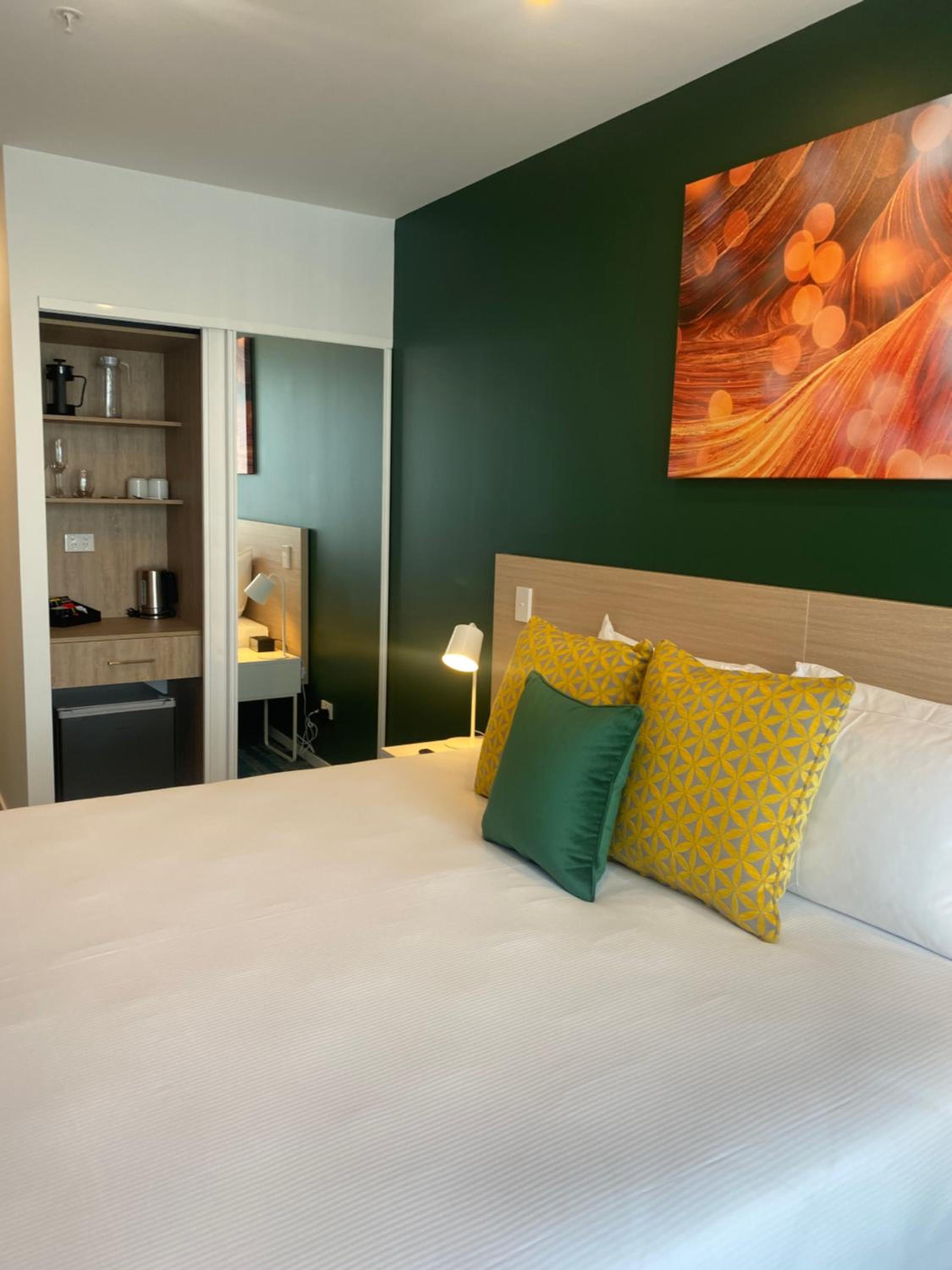 Hotel Room - Photo 4