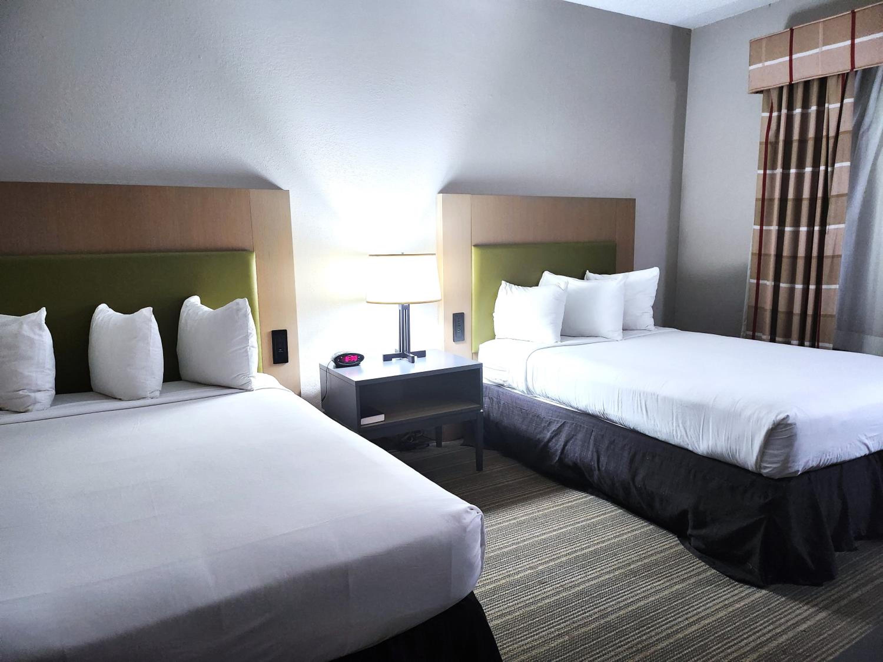 Queen Room with Two Queen Beds - Non-Smoking - Photo 4