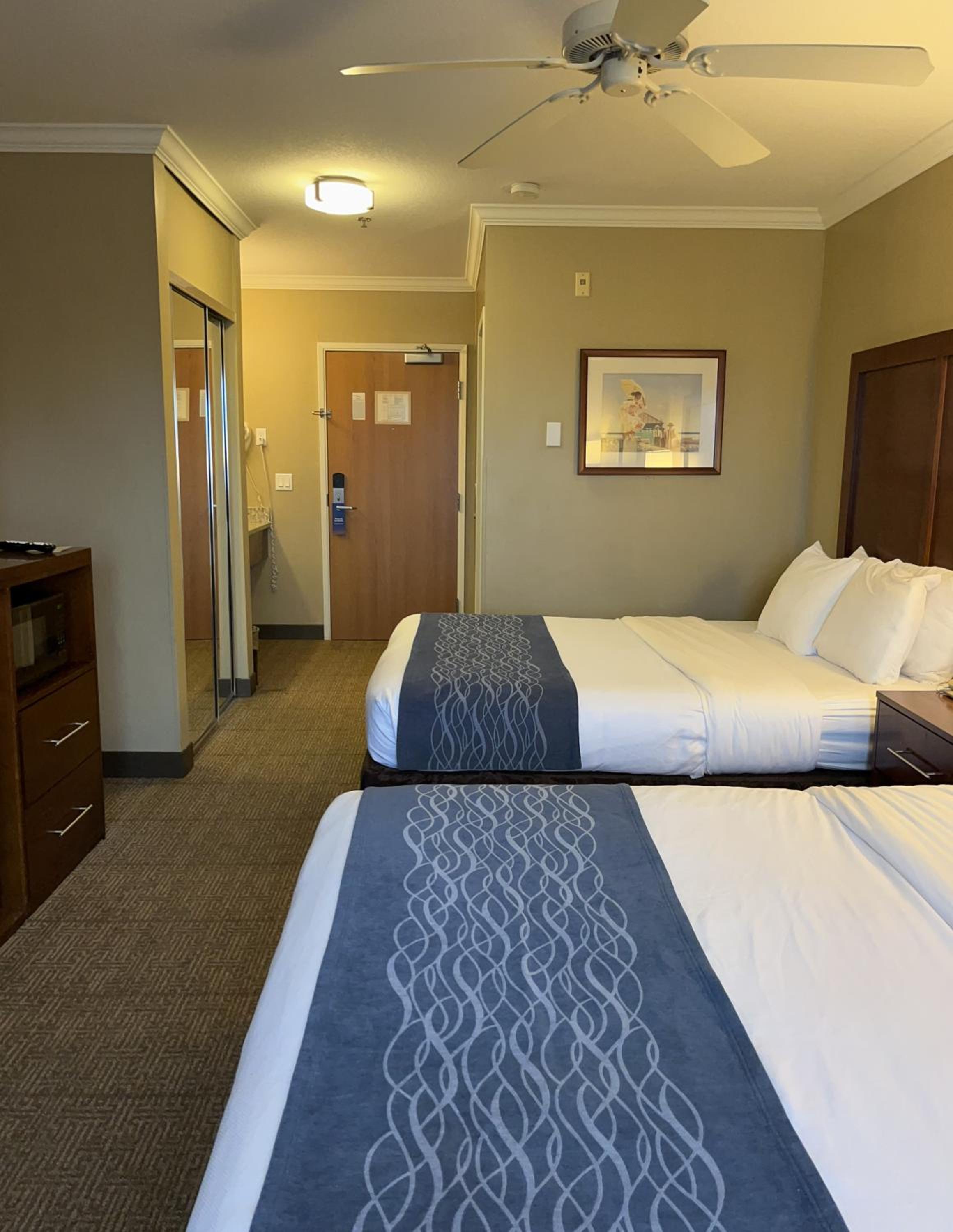 Queen Room with Two Queen Beds - Non-Smoking - Photo 7