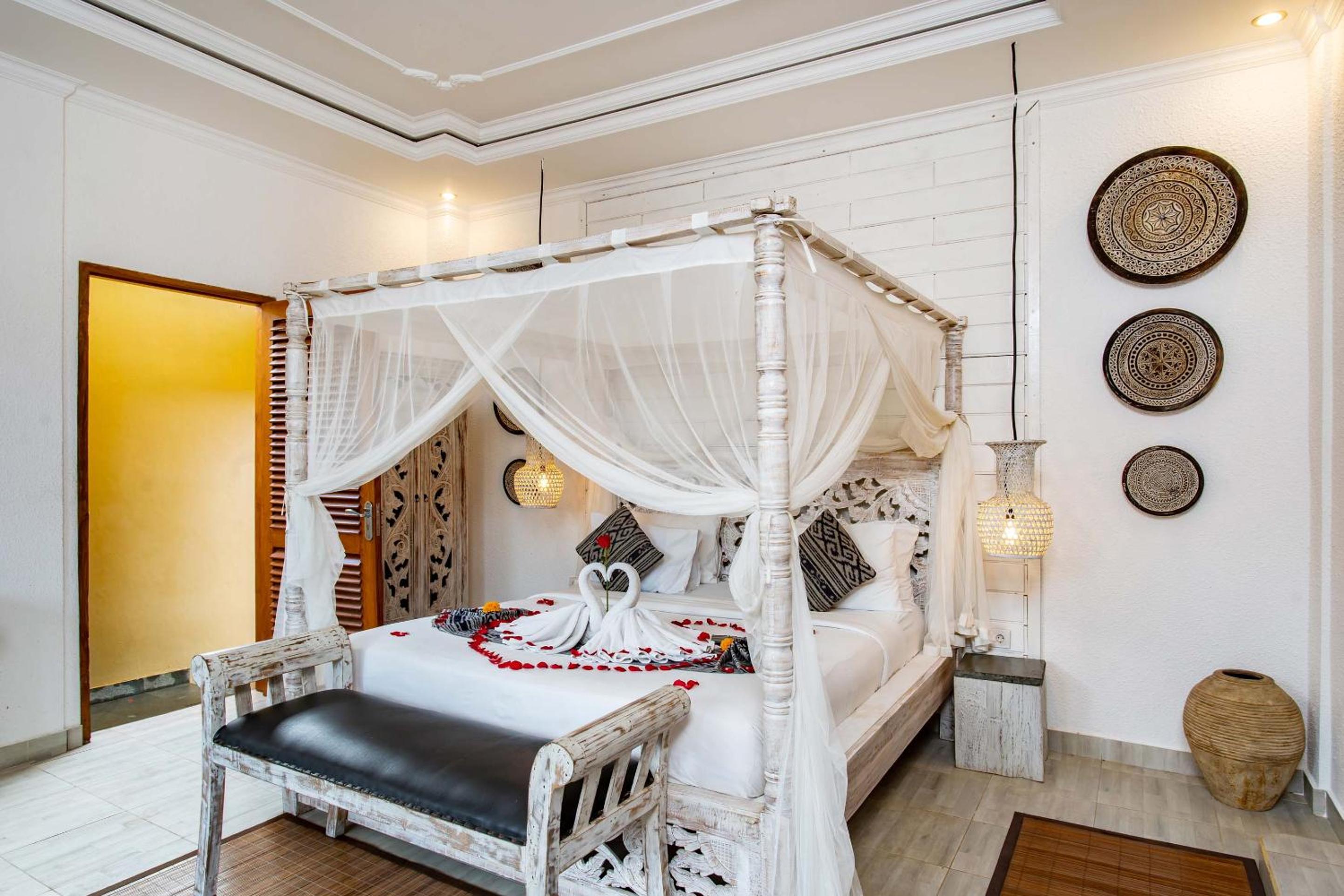 One Bedroom Deluxe with Plunge Pool - Photo 2