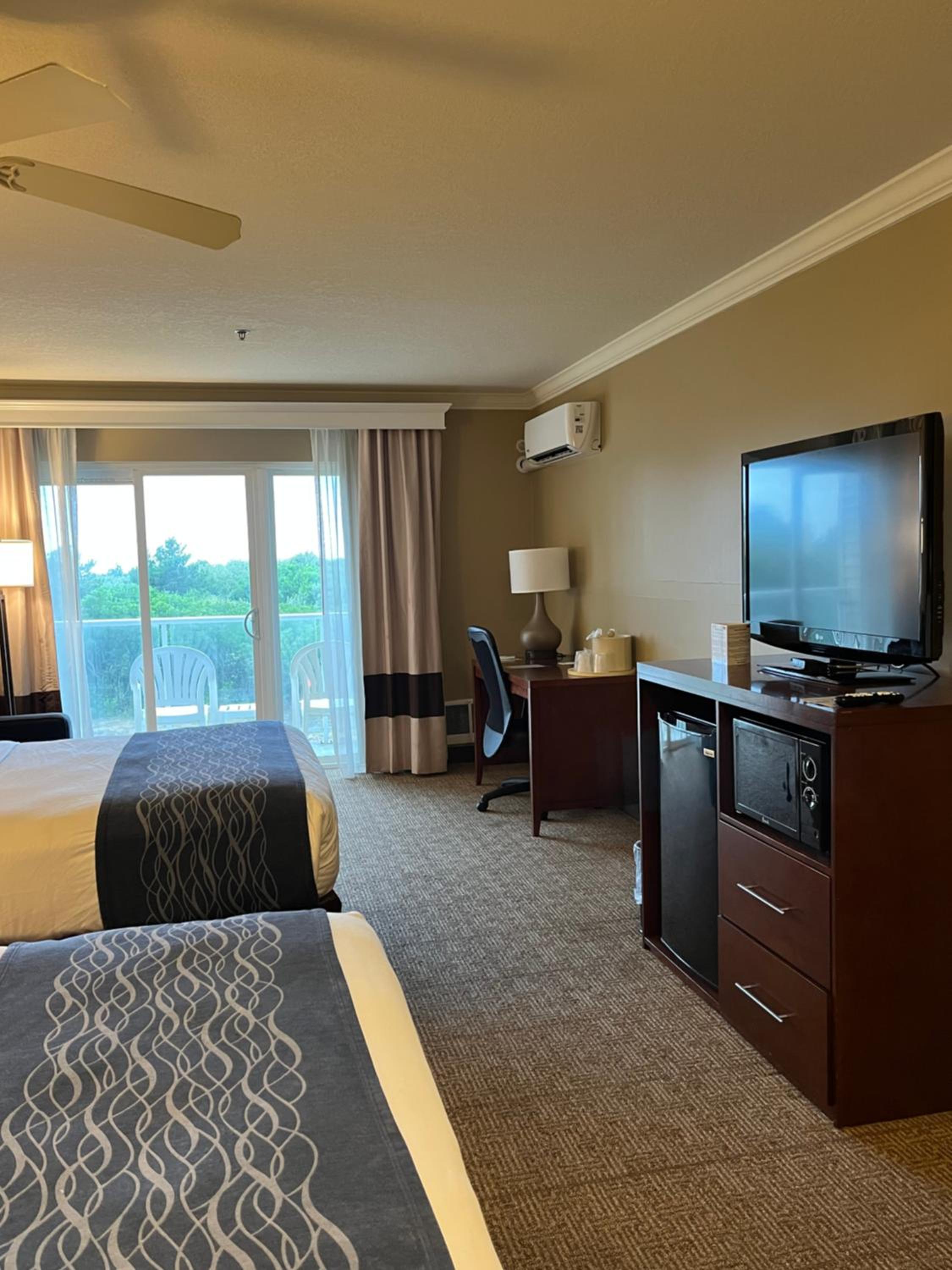 Deluxe Queen Room with Two Queen Beds - Non-Smoking - Photo 3