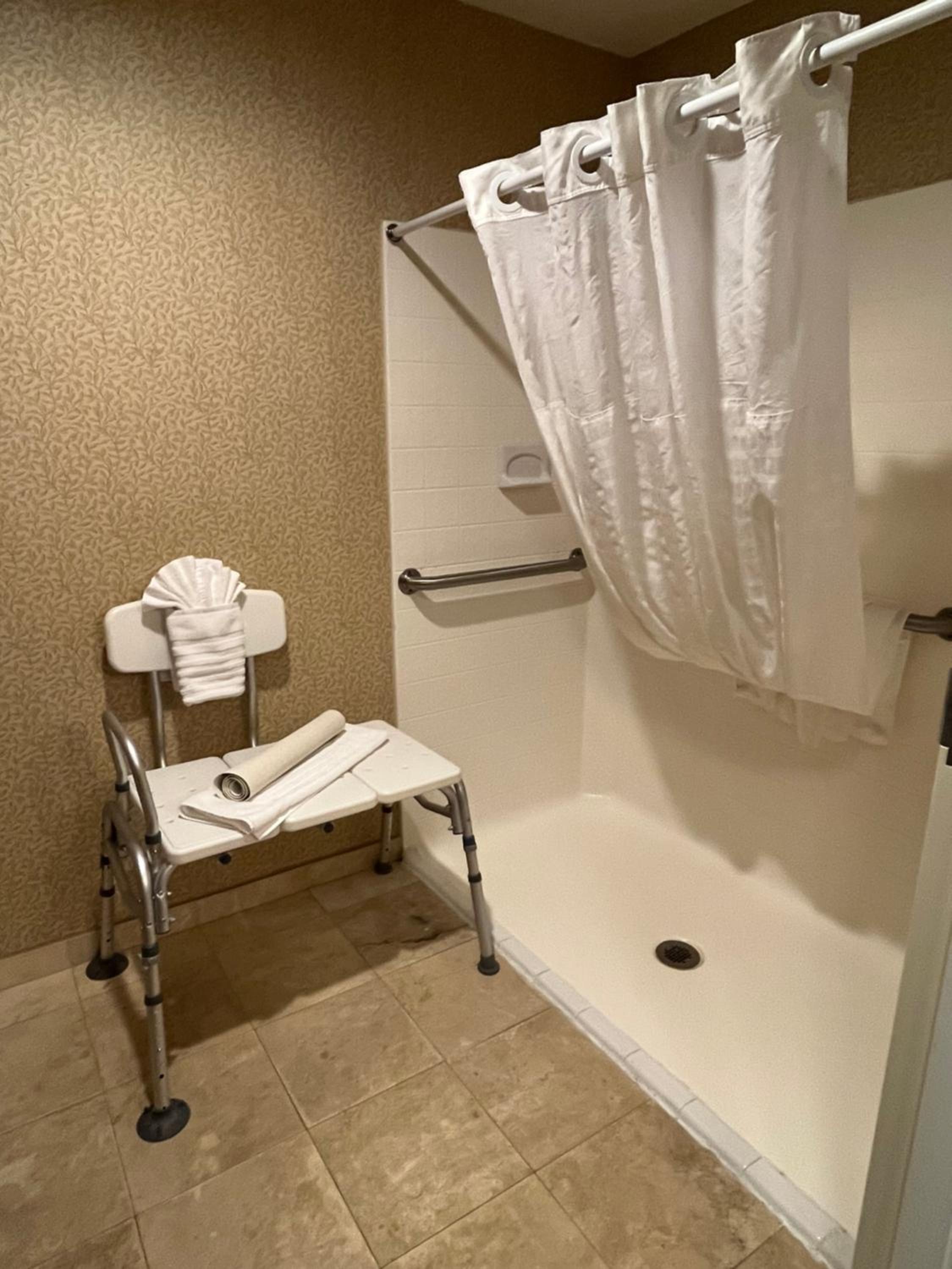 Queen Room with Two Queen Beds - Accessible/Non-Smoking  - Photo 5