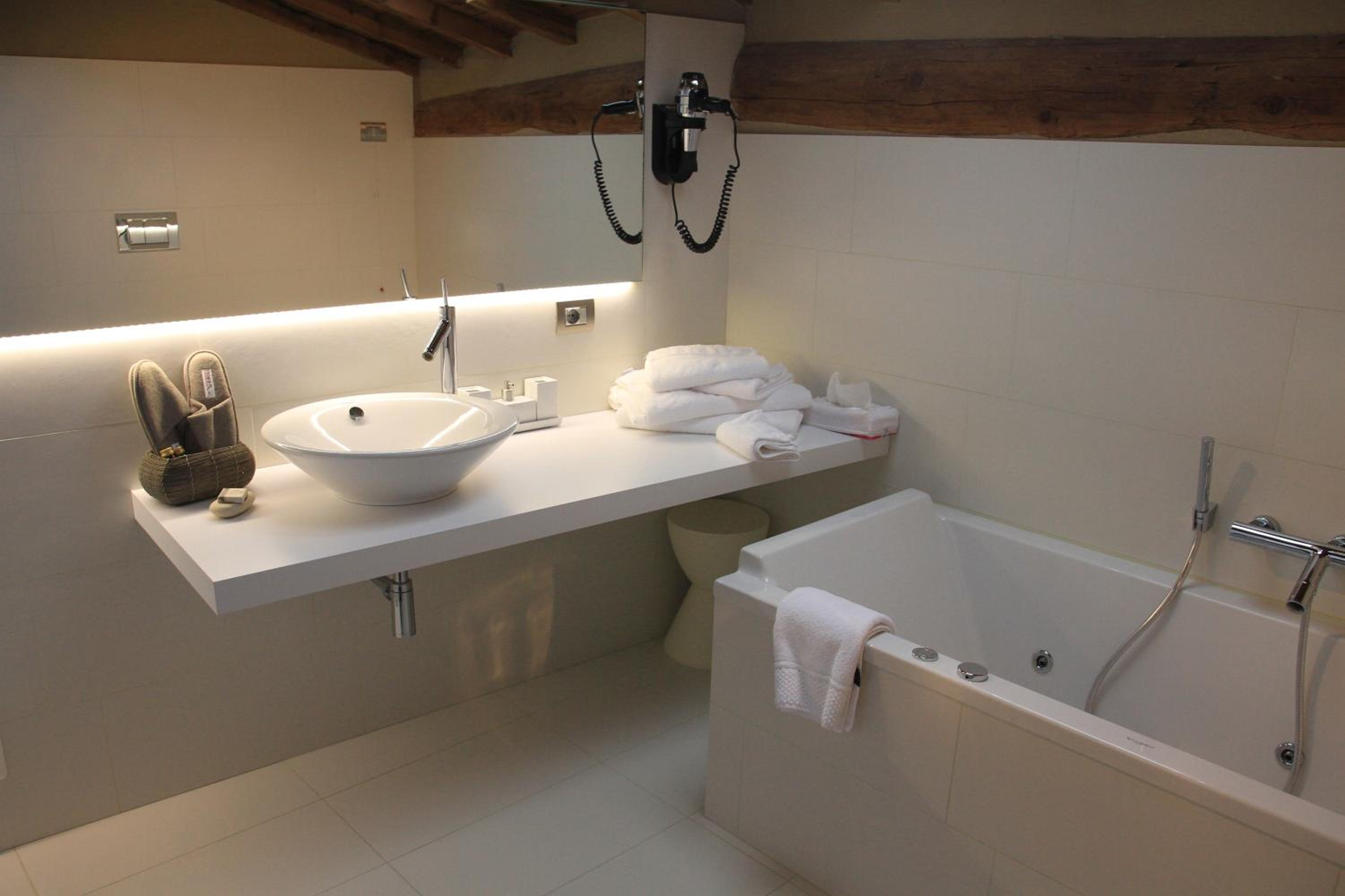 Suite with Hot Tub photo 2