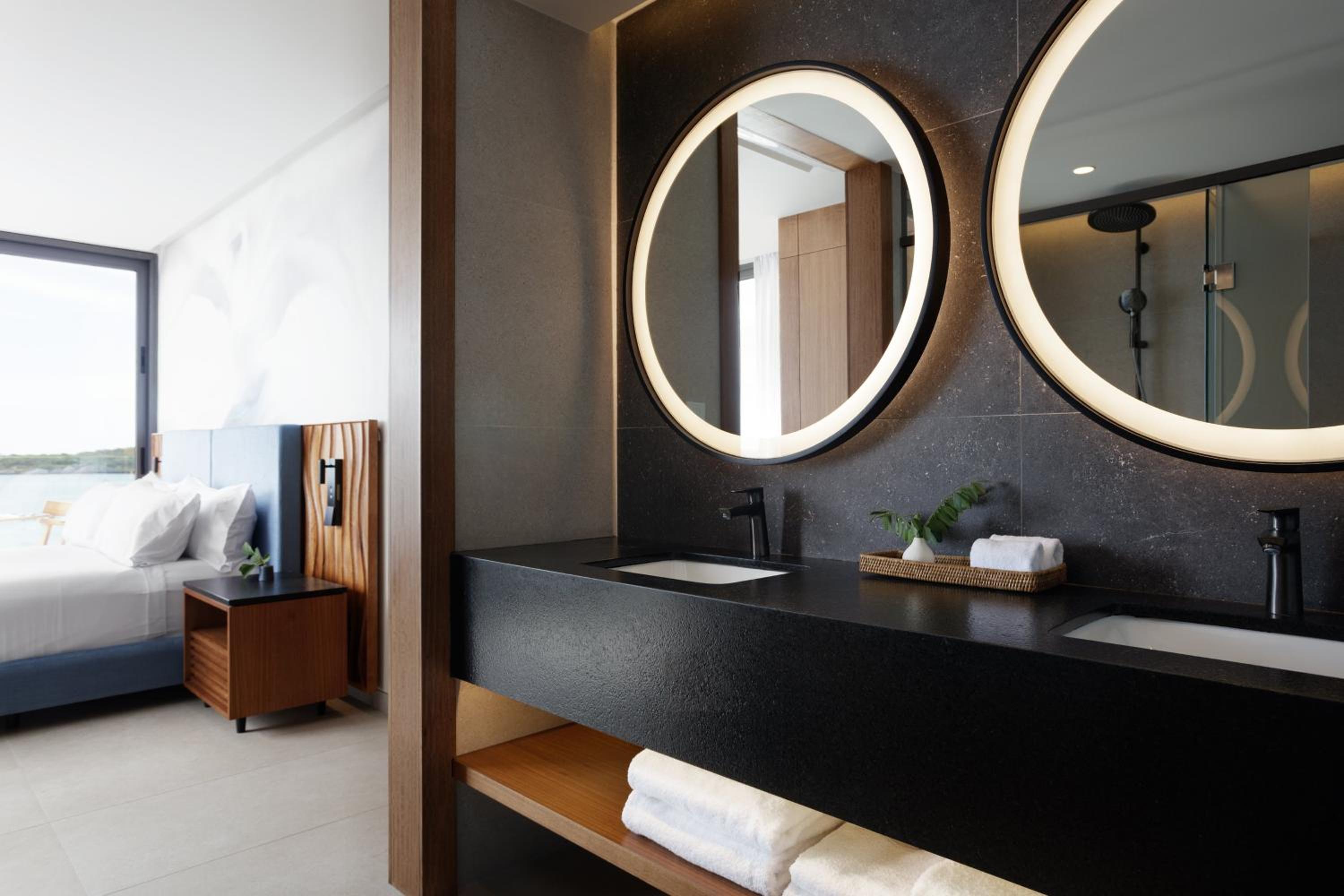 One-Bedroom King Suite - Photo 3