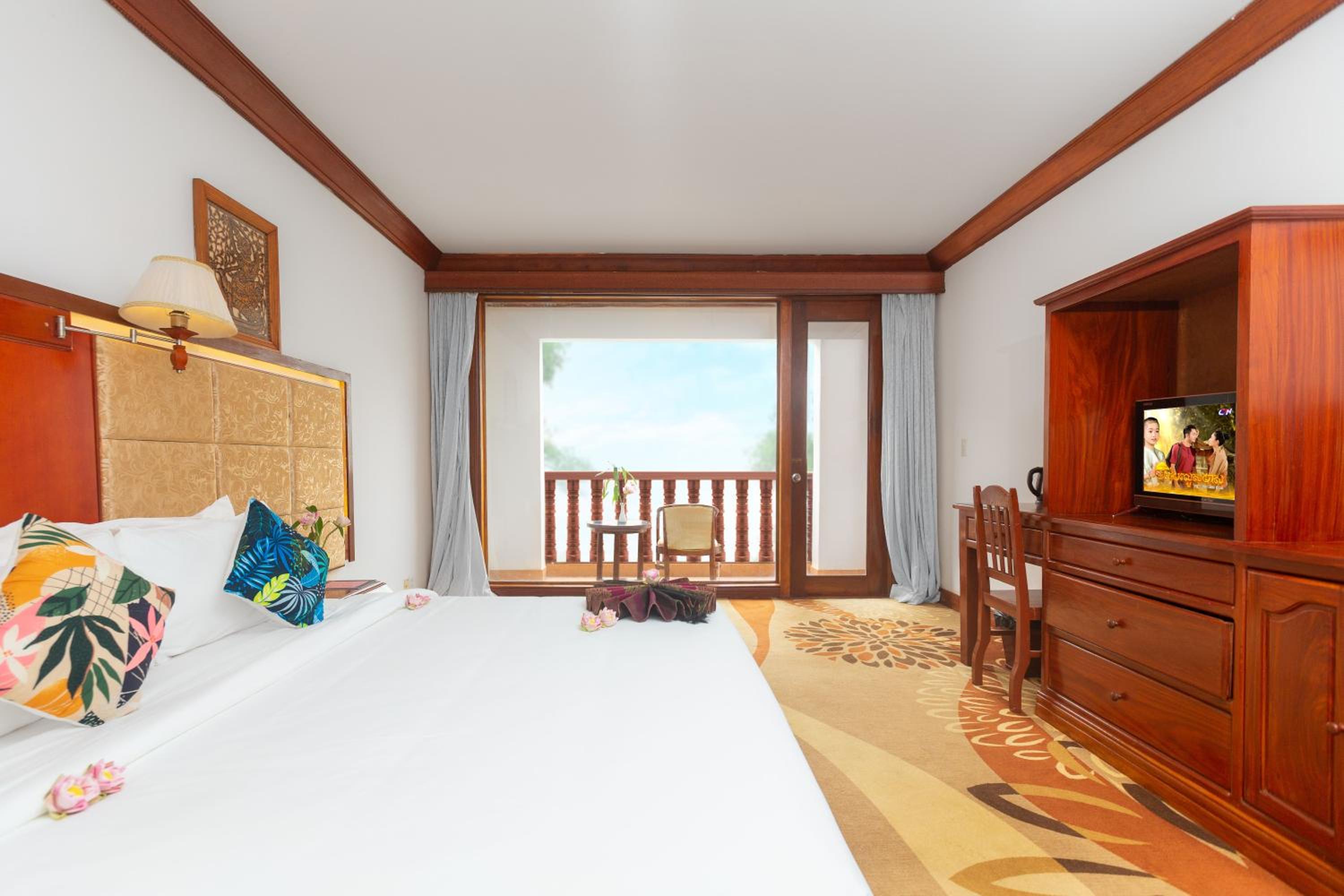 Deluxe Double Or Twin Room With Pool View - Photo 1