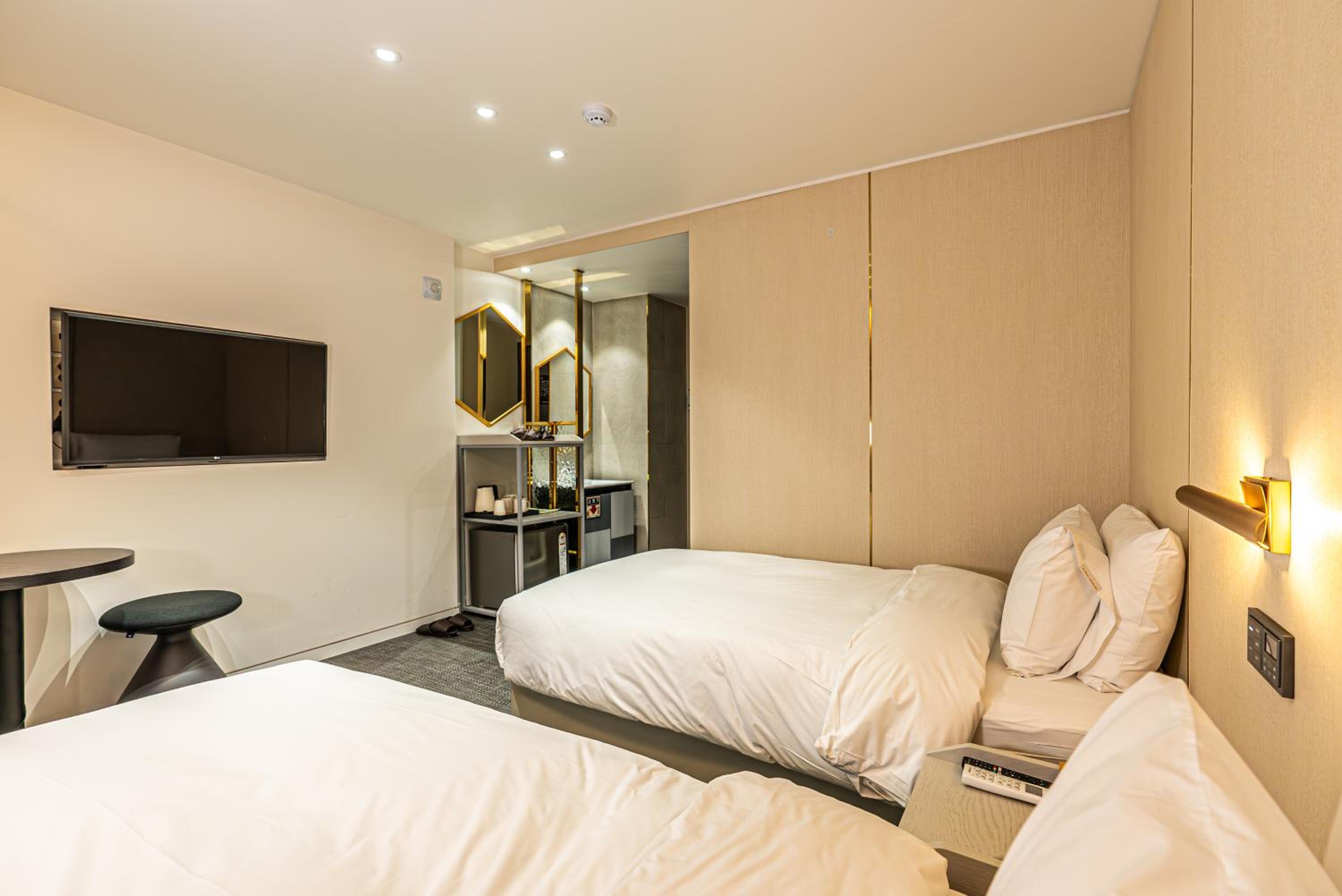Standard Twin Room - Photo 2