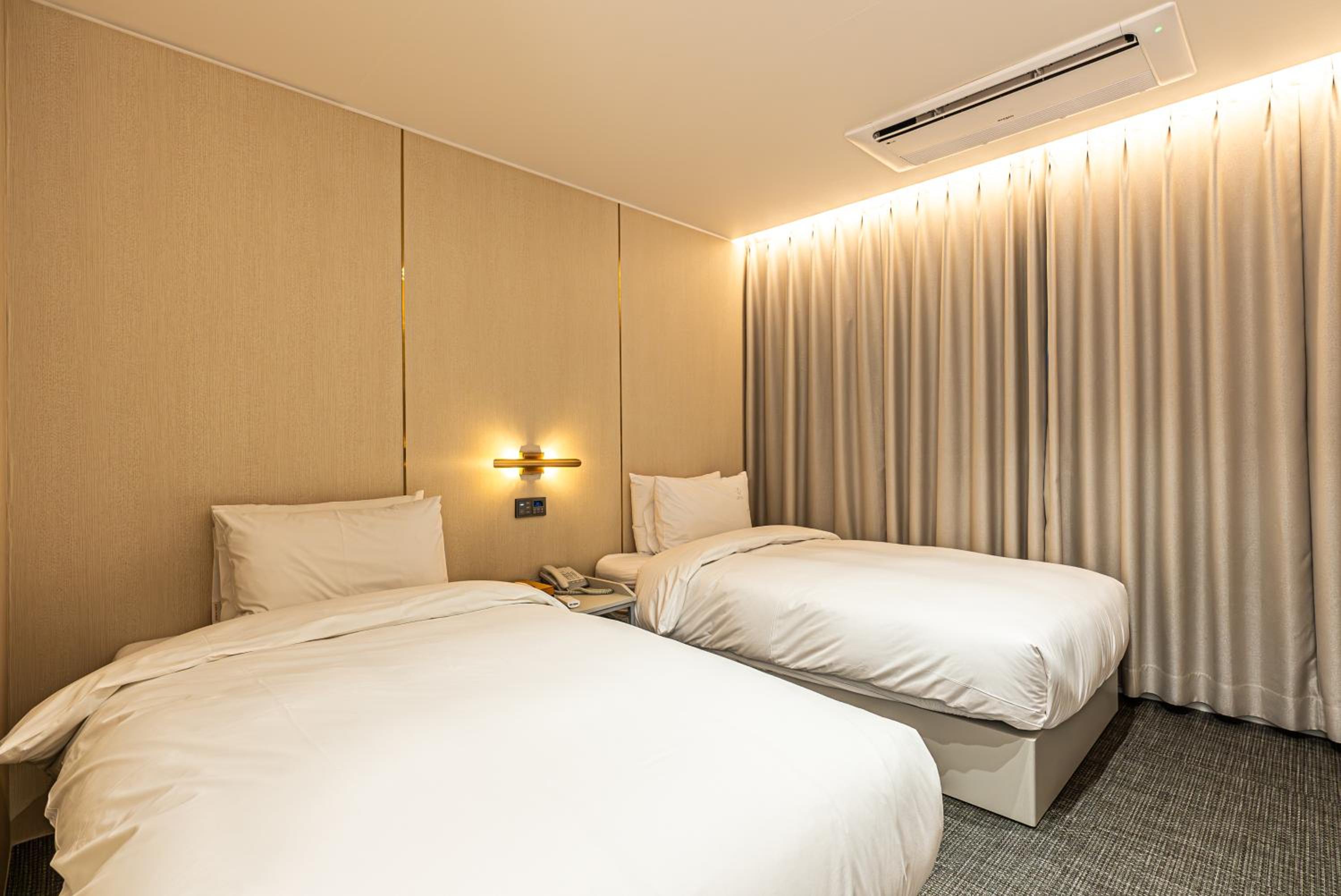 Standard Twin Room - Photo 1