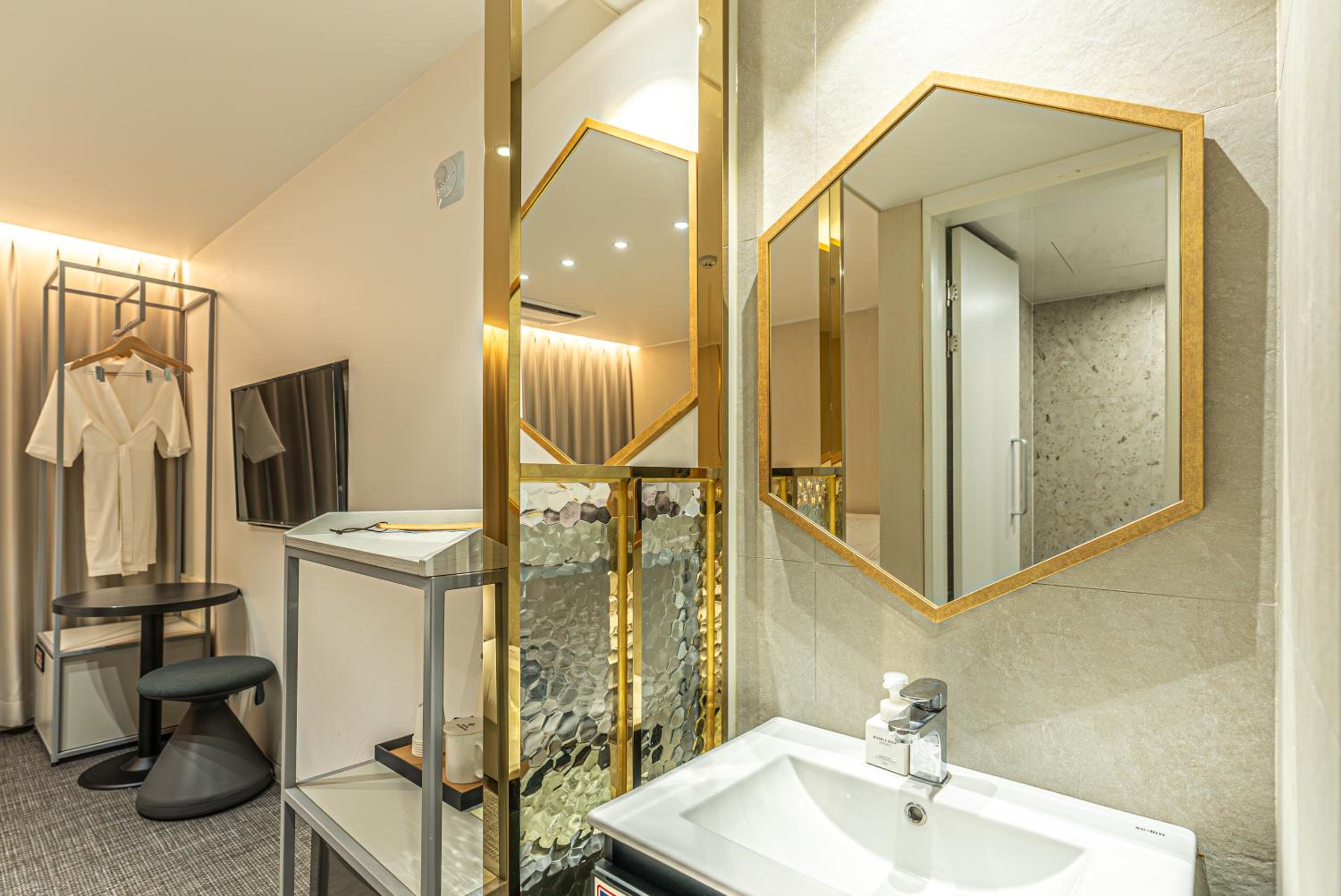 Standard Twin Room - Photo 3