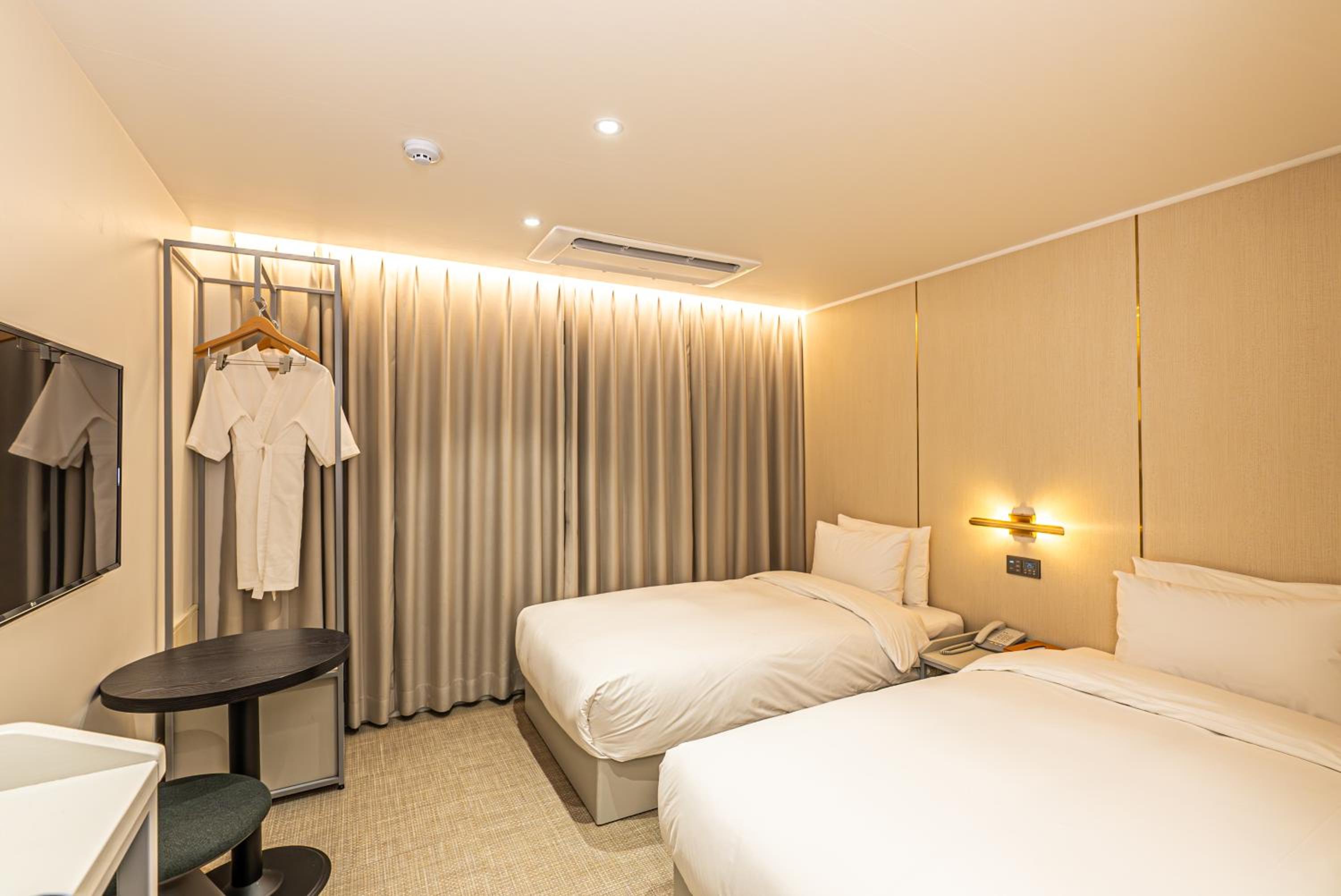 Standard Twin Room - Photo 8