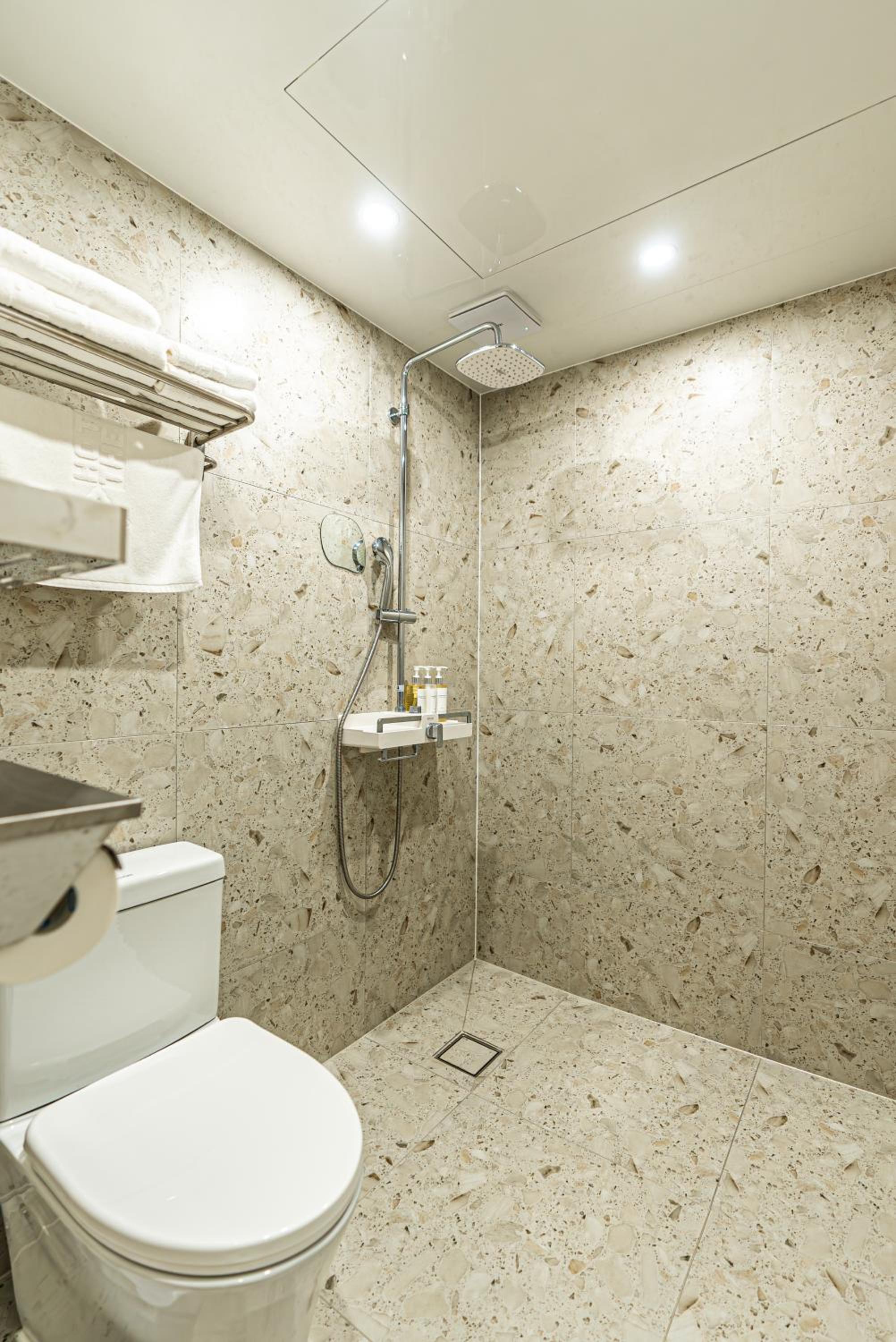 Standard Twin Room - Photo 5
