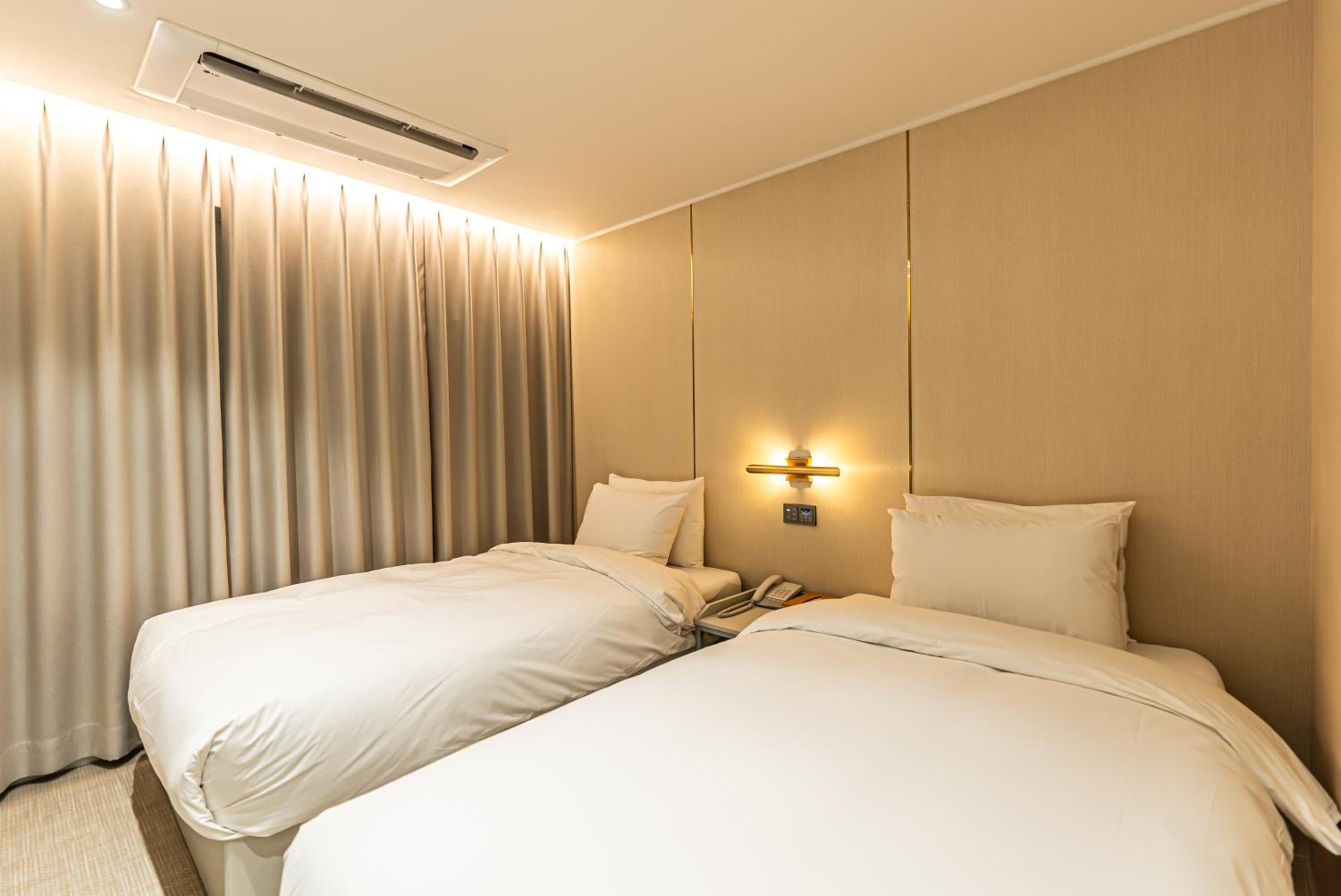 Standard Twin Room - Photo 4
