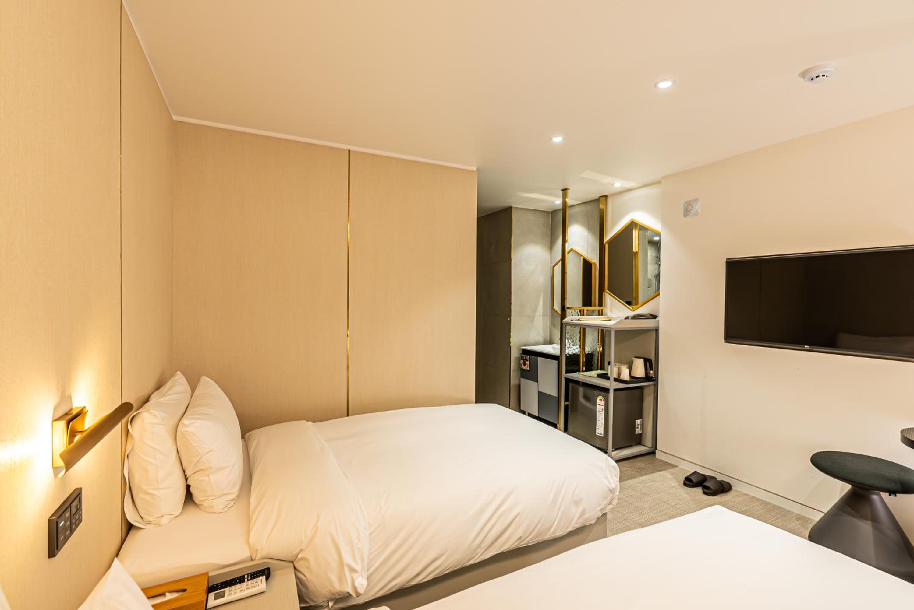 Standard Twin Room - Photo 9