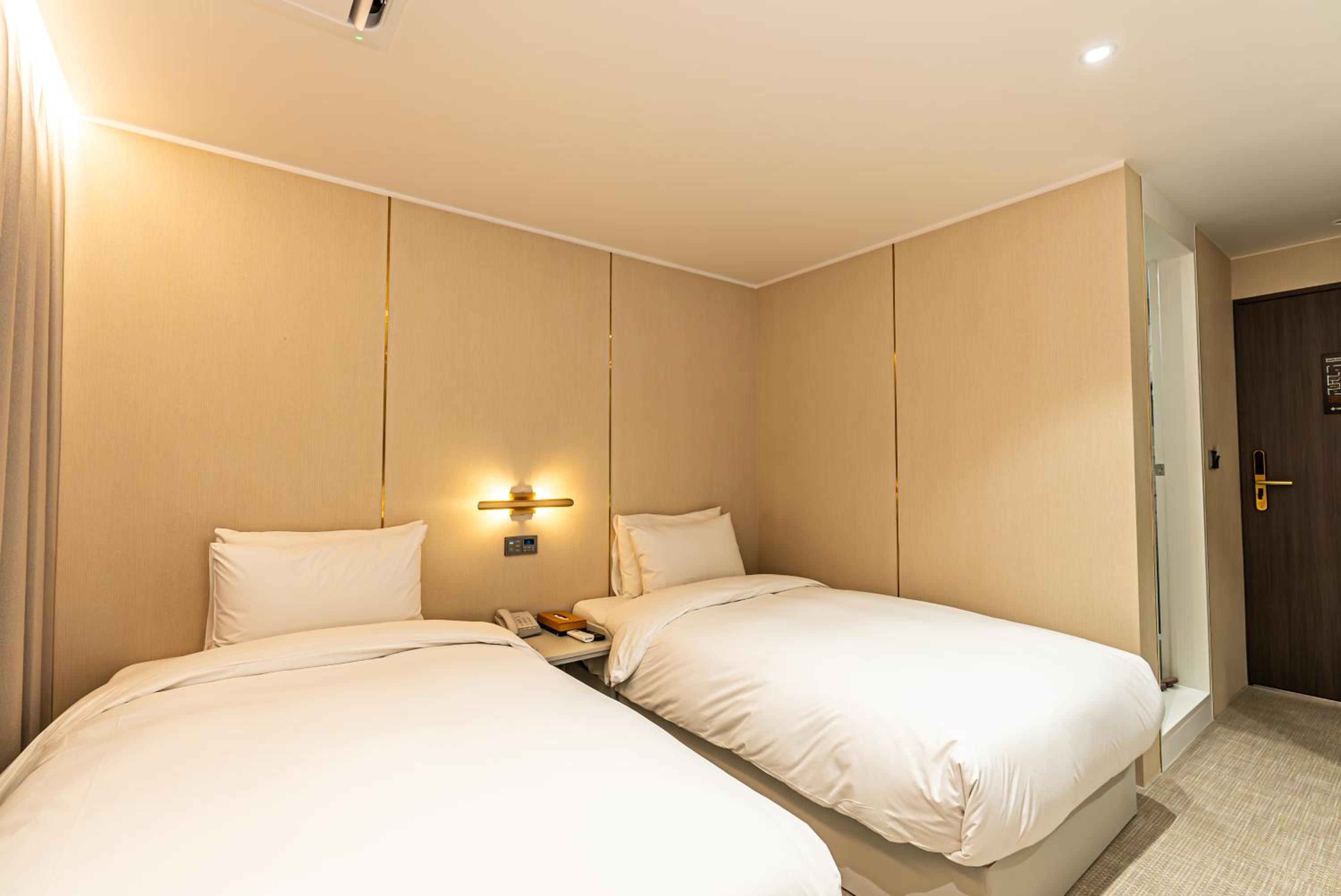 Standard Twin Room - Photo 10