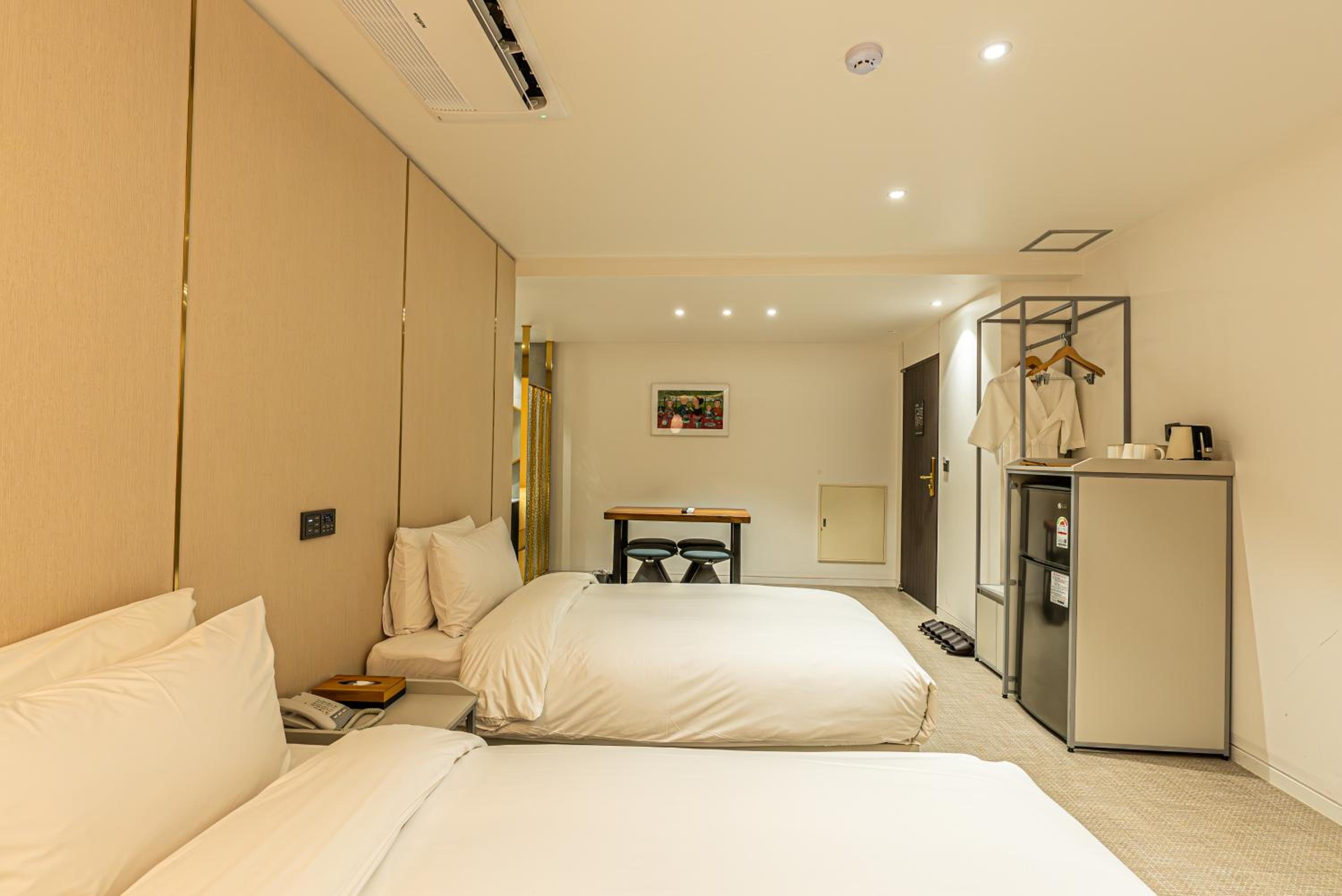 Family Room - Photo 2