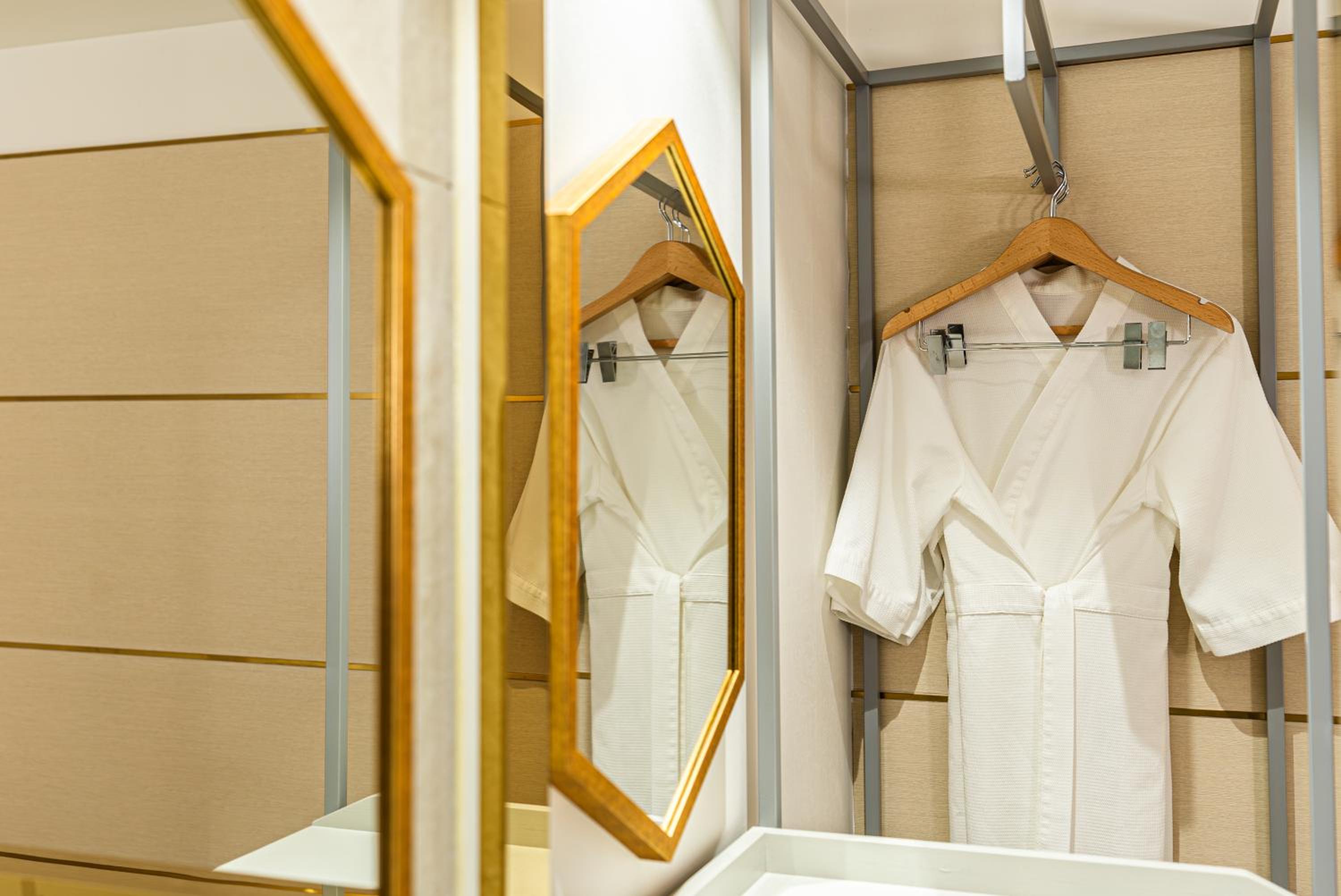 Premier Twin Room - Photo 3