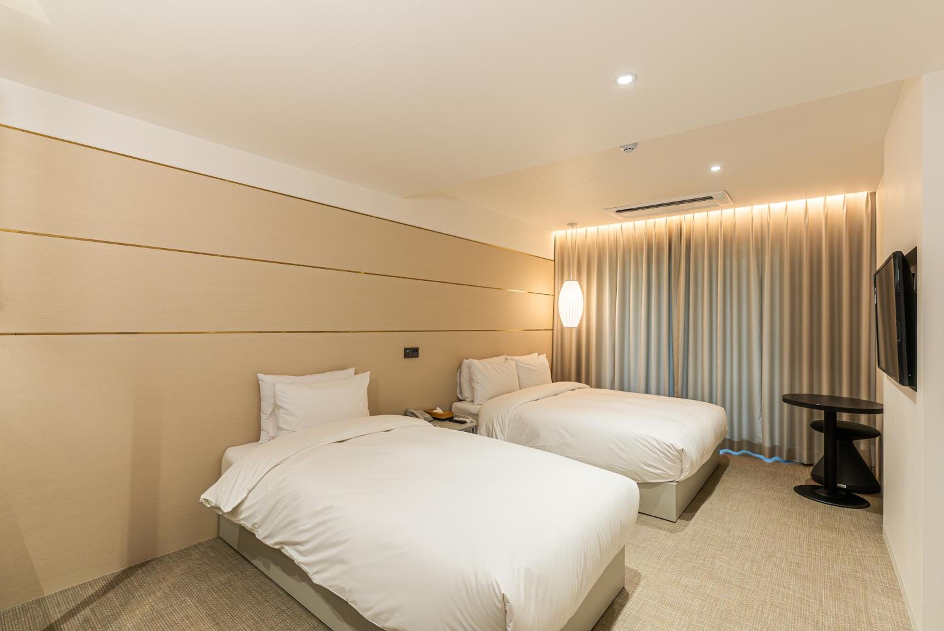 Premier Twin Room - Photo 1