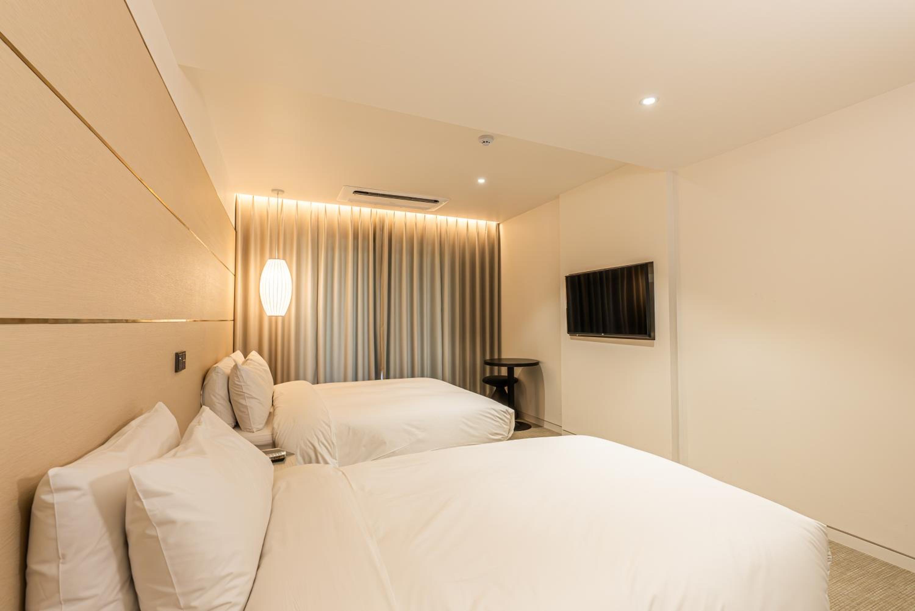 Premier Twin Room - Photo 5