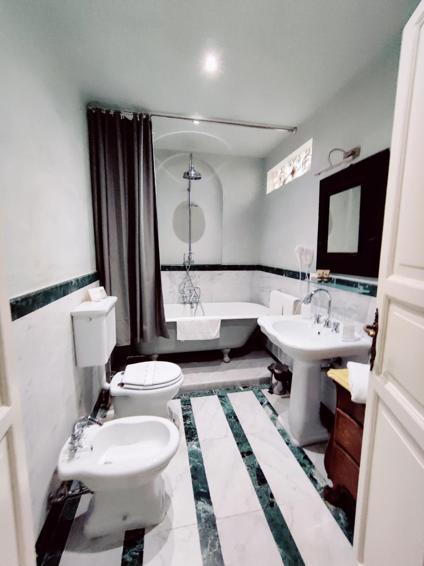 Deluxe Double Room with Extra Bed - Photo 10
