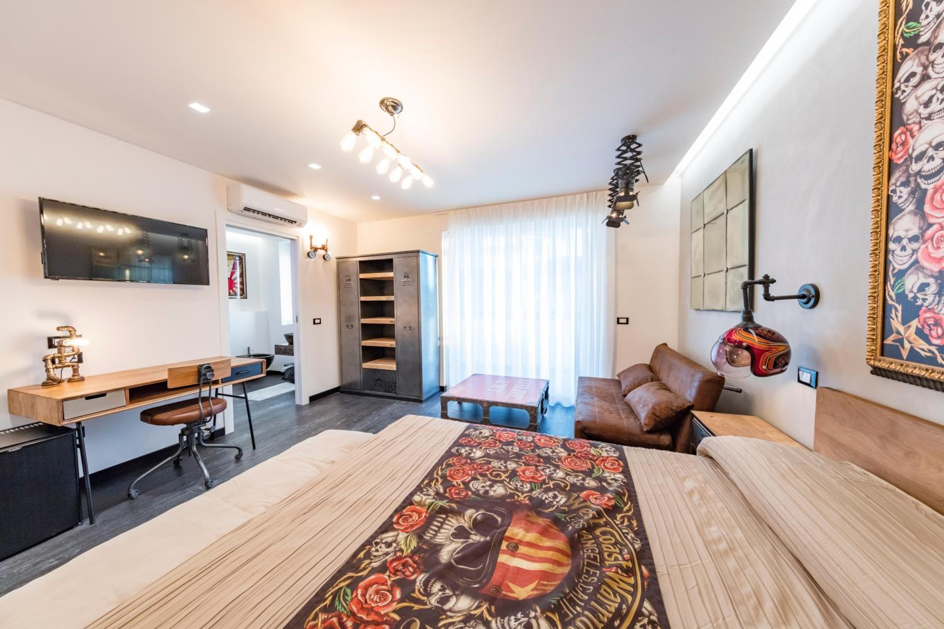 Deluxe Double Room with Side Sea View