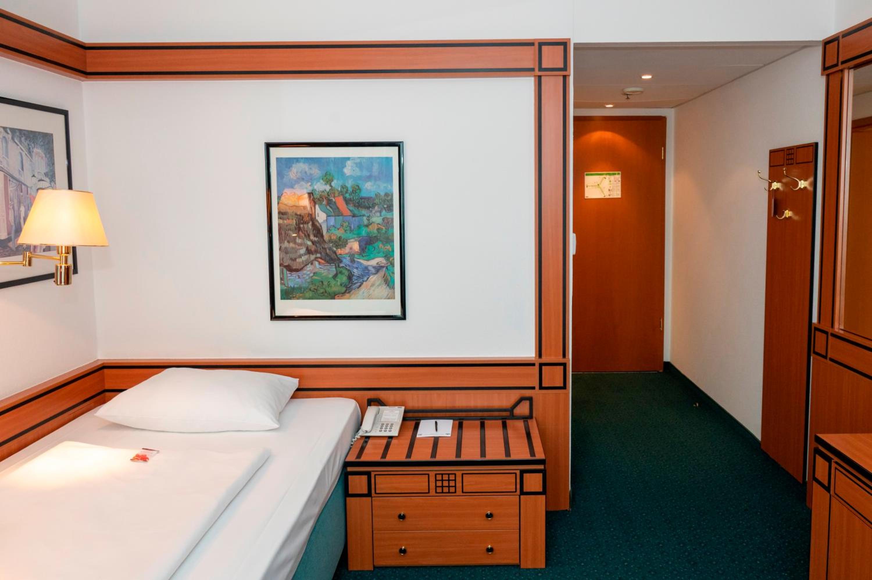 Standard Single Room - Photo 2