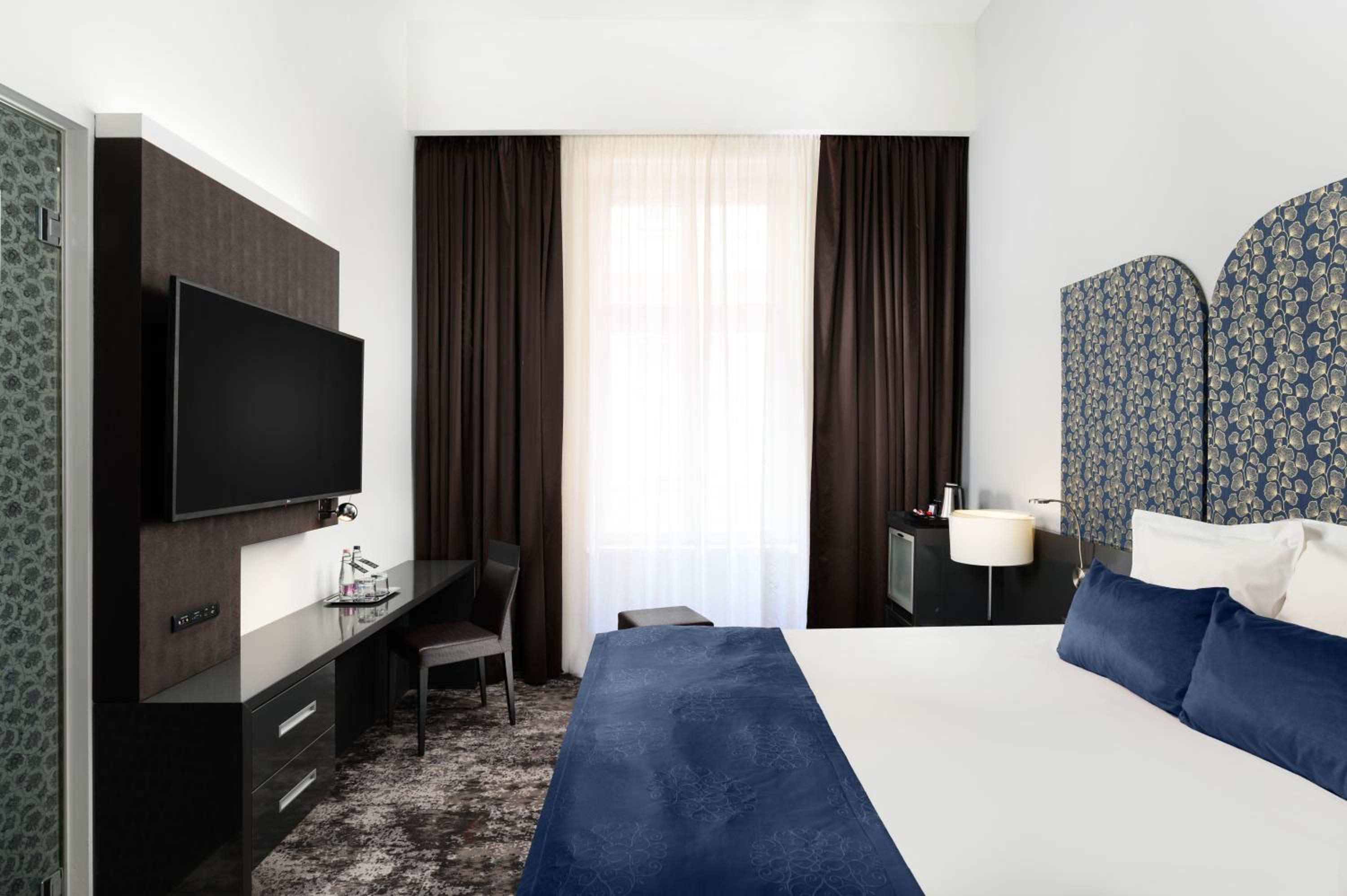 Classic Room with One Double Bed - Photo 4