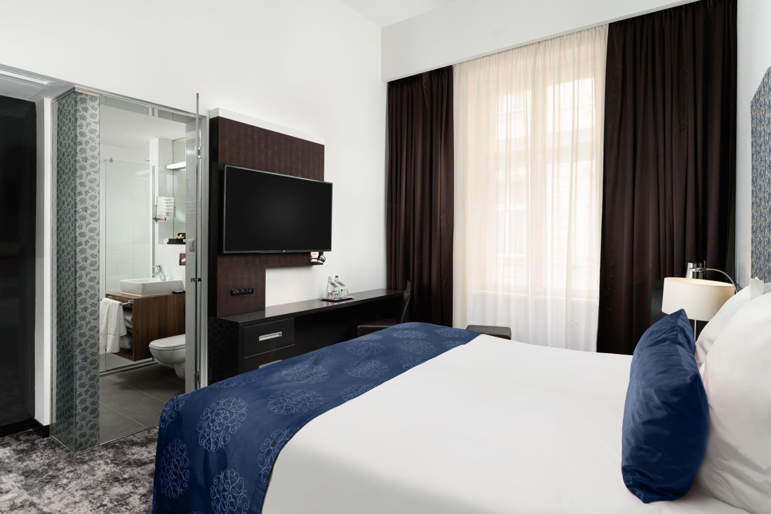 Classic Room with One Double Bed - Photo 5